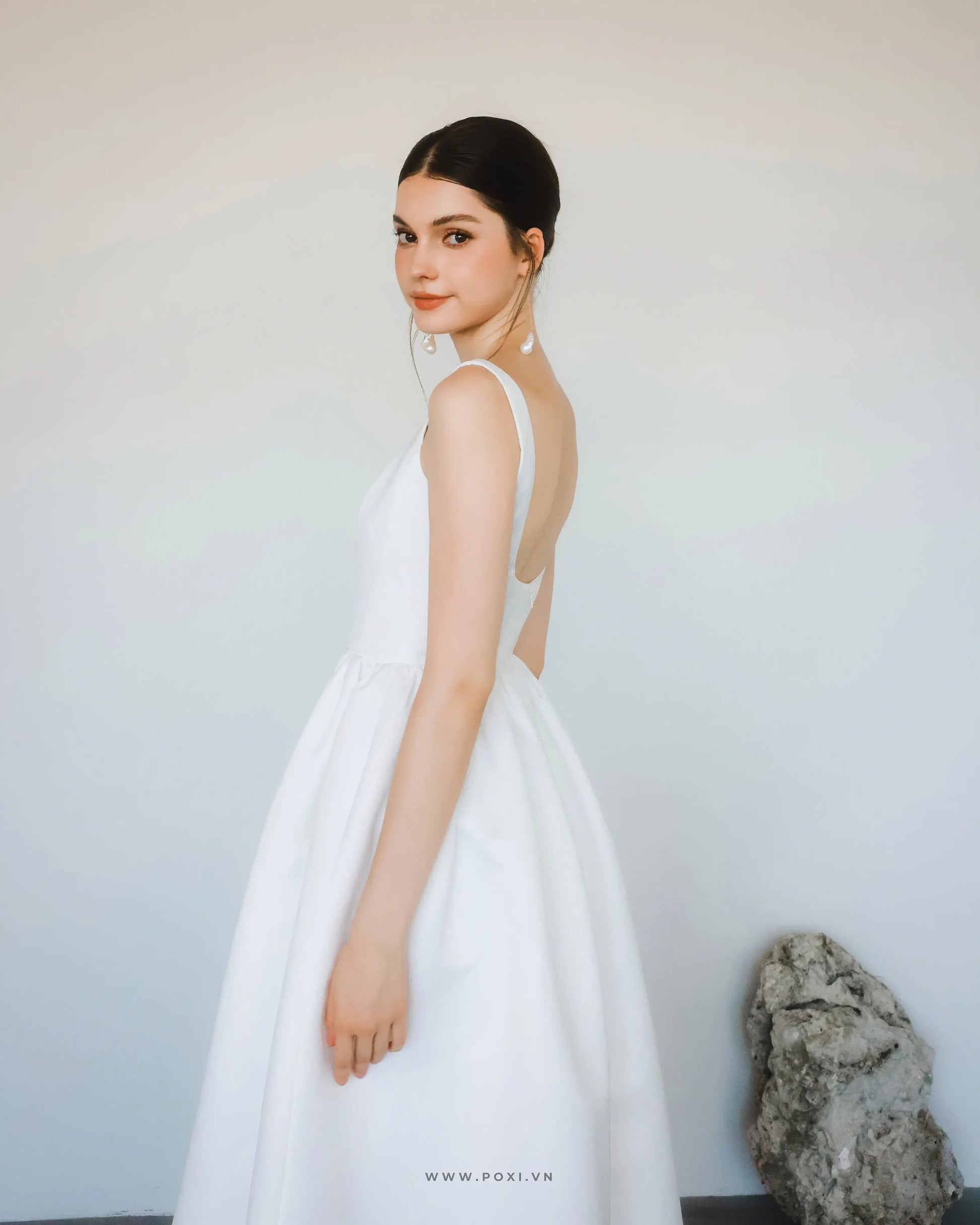 Modern open-back party white dress with square neck, sleeveless and flared skirt - D1847C - POXI