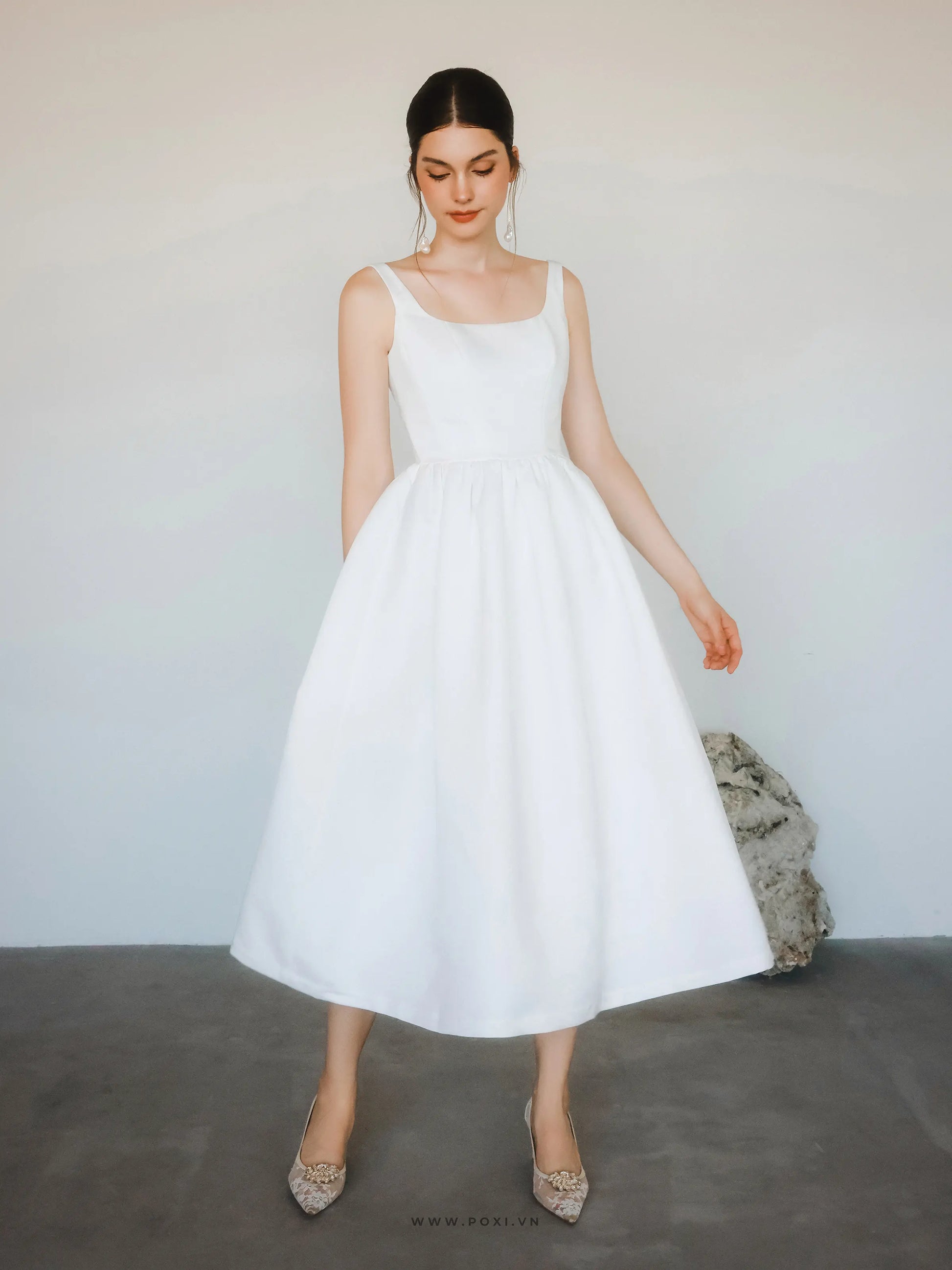 Modern open-back party white dress with square neck, sleeveless and flared skirt - D1847C - POXI