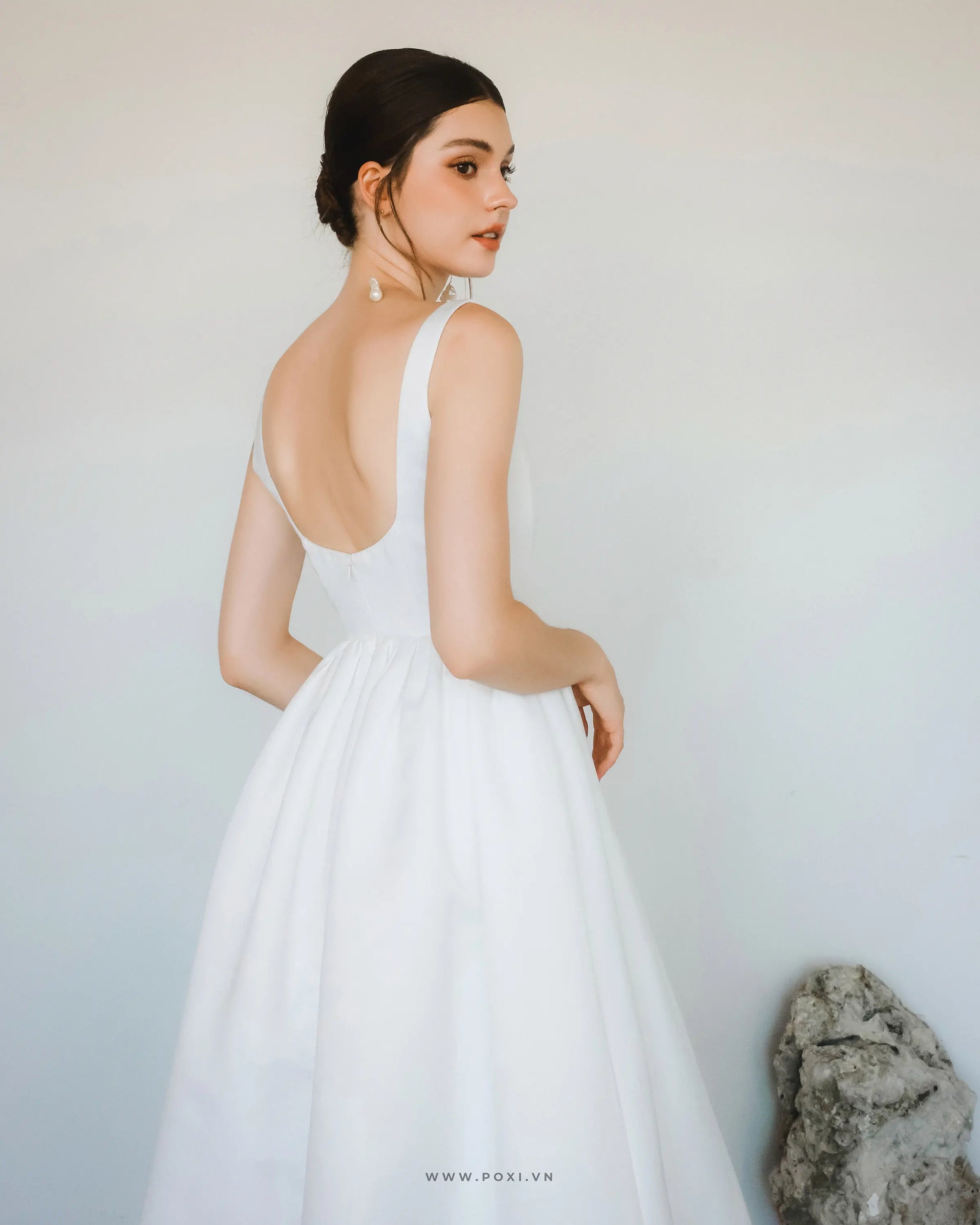 Modern open-back party white dress with square neck, sleeveless and flared skirt - D1847C - POXI