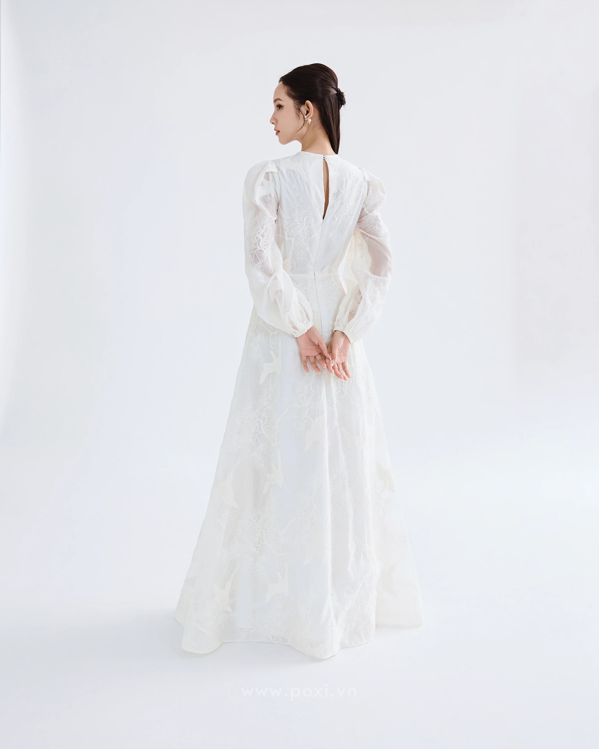 Đầm voan thêu cổ tròn tay dài váy Aline xòe nhẹ - D1974 Regular