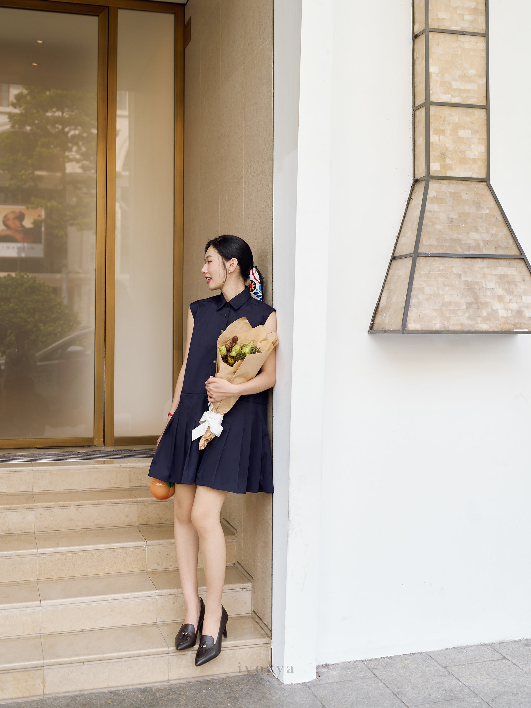 Đầm sơ mi nữ xếp ly ngắn trên gối màu xanh đen, không tay - YD9957B