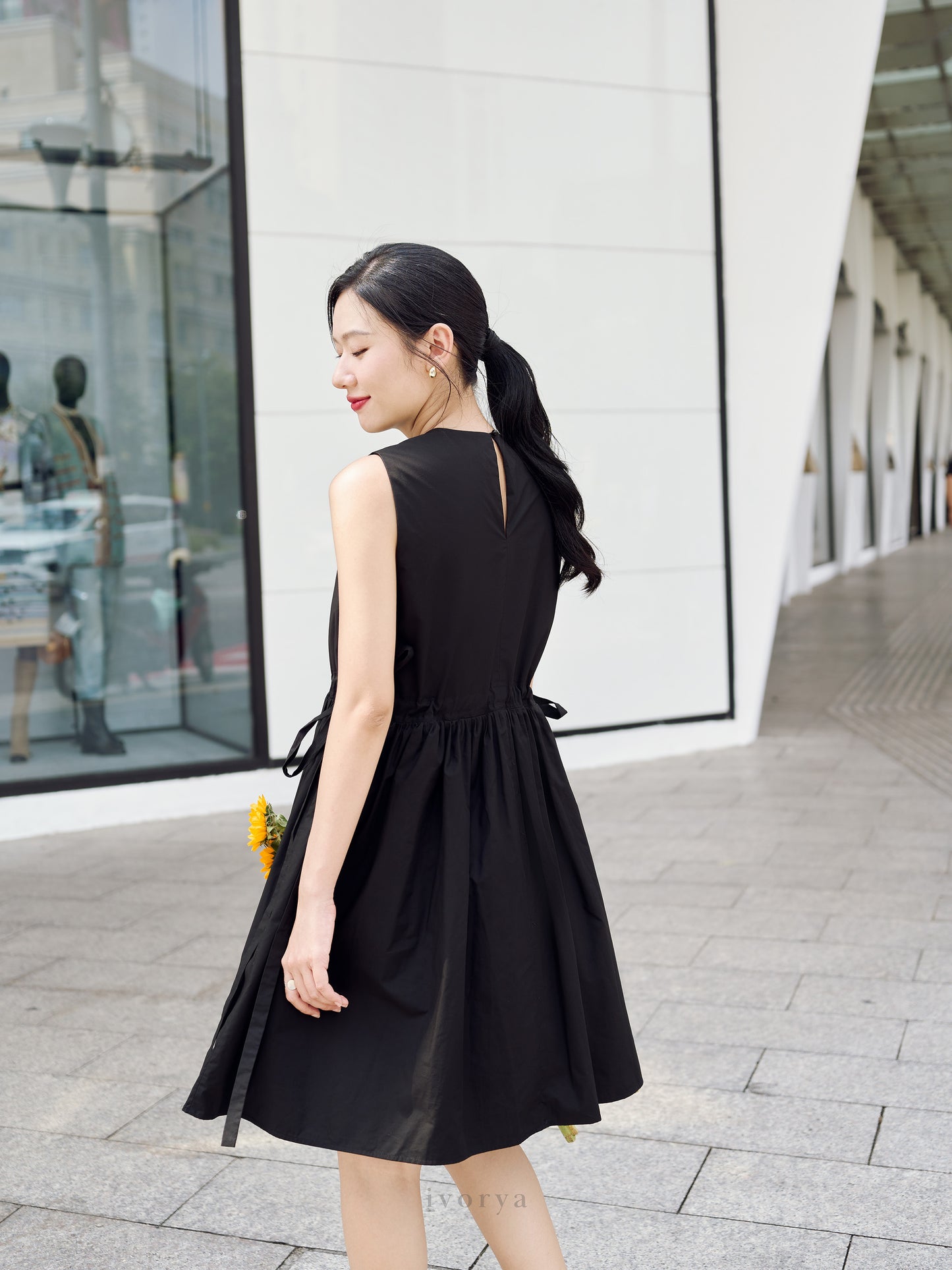Đầm nữ ngắn trên gối màu đen hở mạn sườn - YD9904