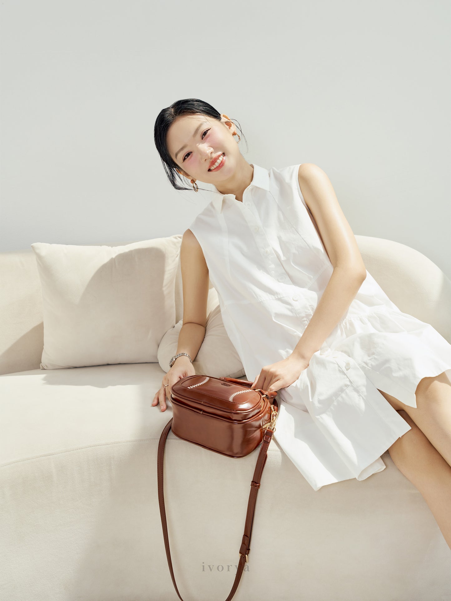 Đầm sơ mi màu trắng, dáng rộng và không tay  - YD9890