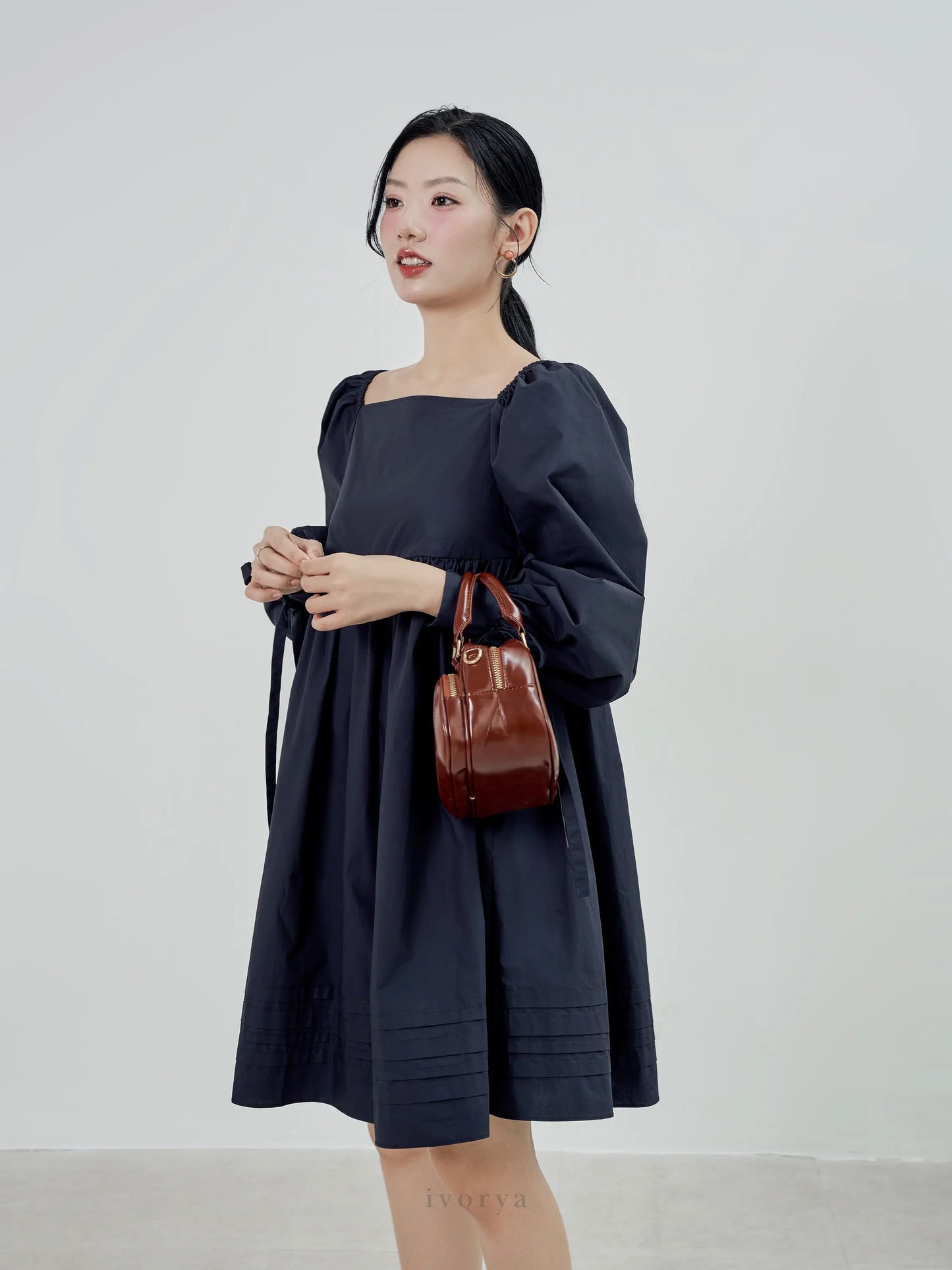 Đầm nữ ngắn trên gối màu xanh đen và tay dài có dây thắt nơ - YD9831