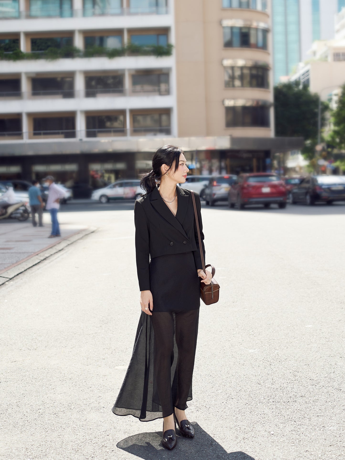 Áo blazer crop-top màu đen tay dài - YB9962