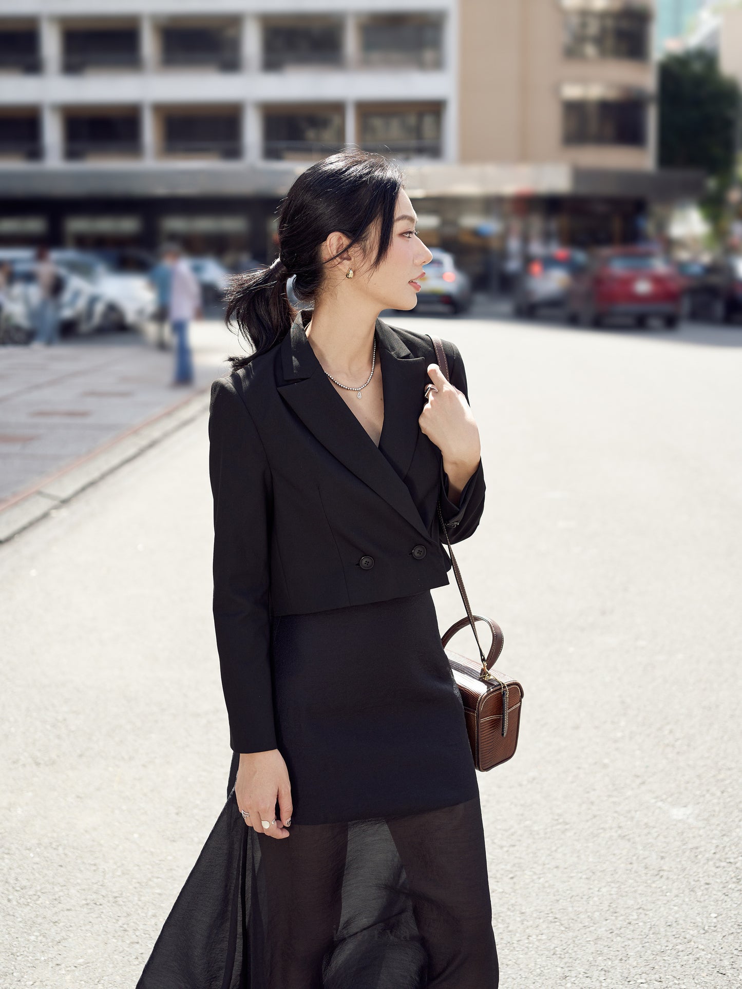 Áo blazer crop-top màu đen tay dài - YB9962