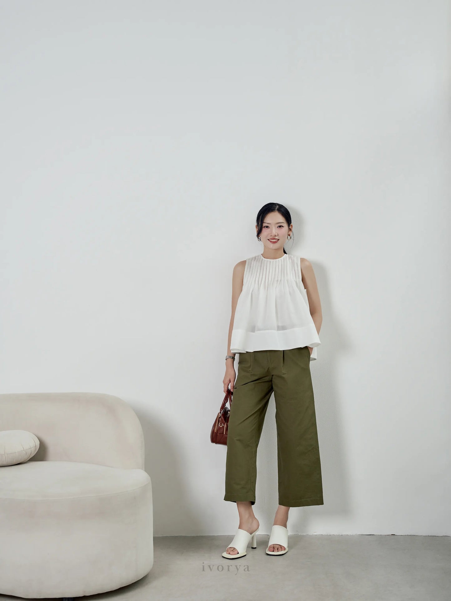 Áo nữ màu trắng xếp ly, cổ tròn và không tay - SH9882