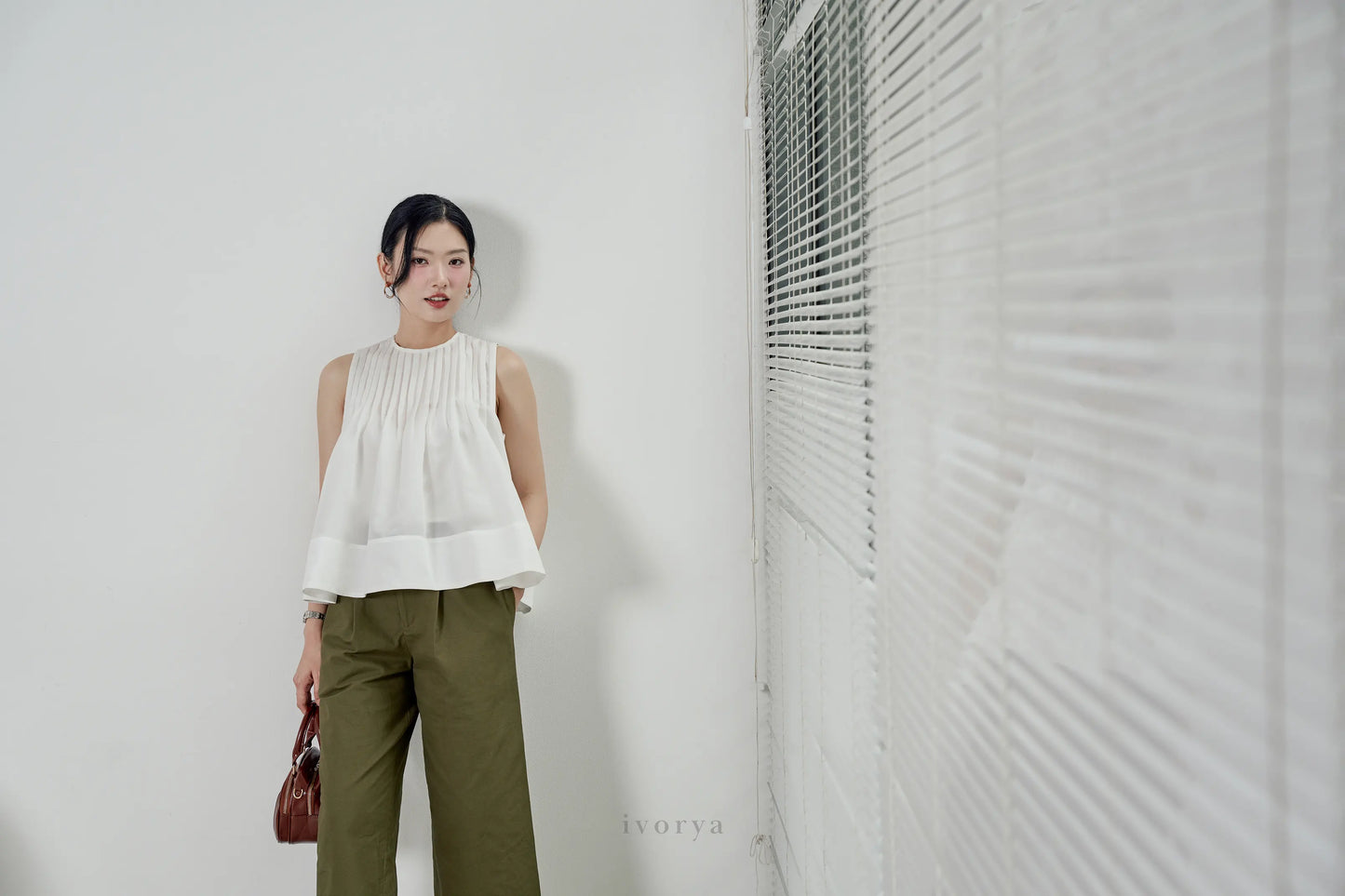 Áo nữ màu trắng xếp ly, cổ tròn và không tay - SH9882