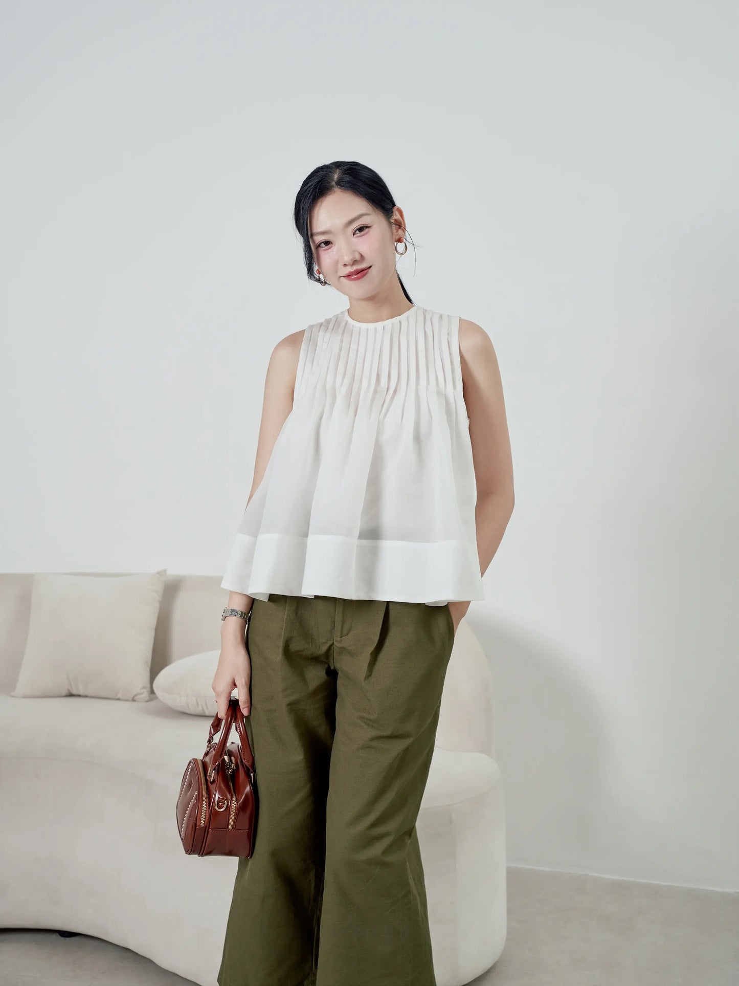 Áo nữ màu trắng xếp ly, cổ tròn và không tay - SH9882