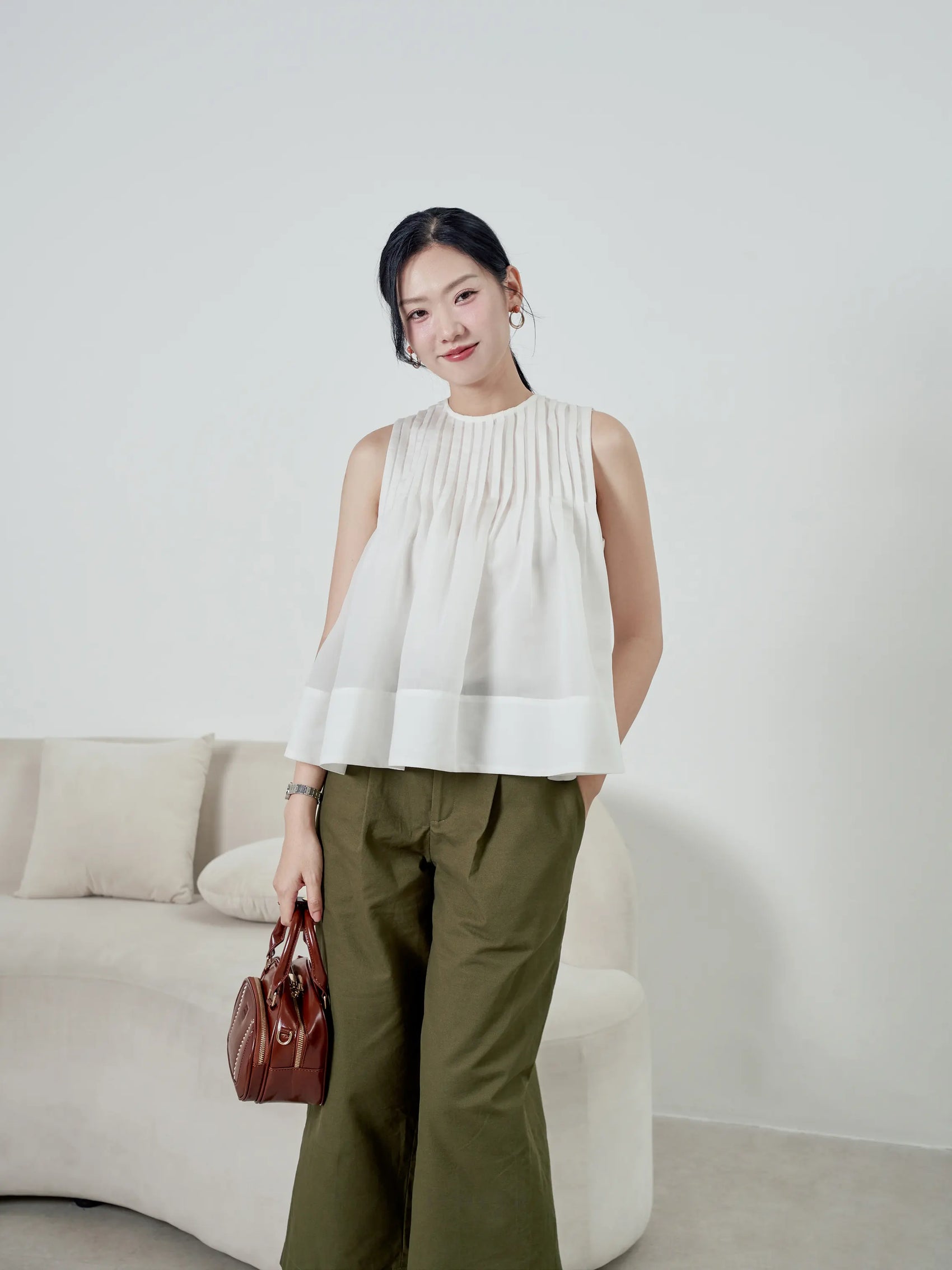 Áo nữ màu trắng xếp ly, cổ tròn và không tay - SH9882