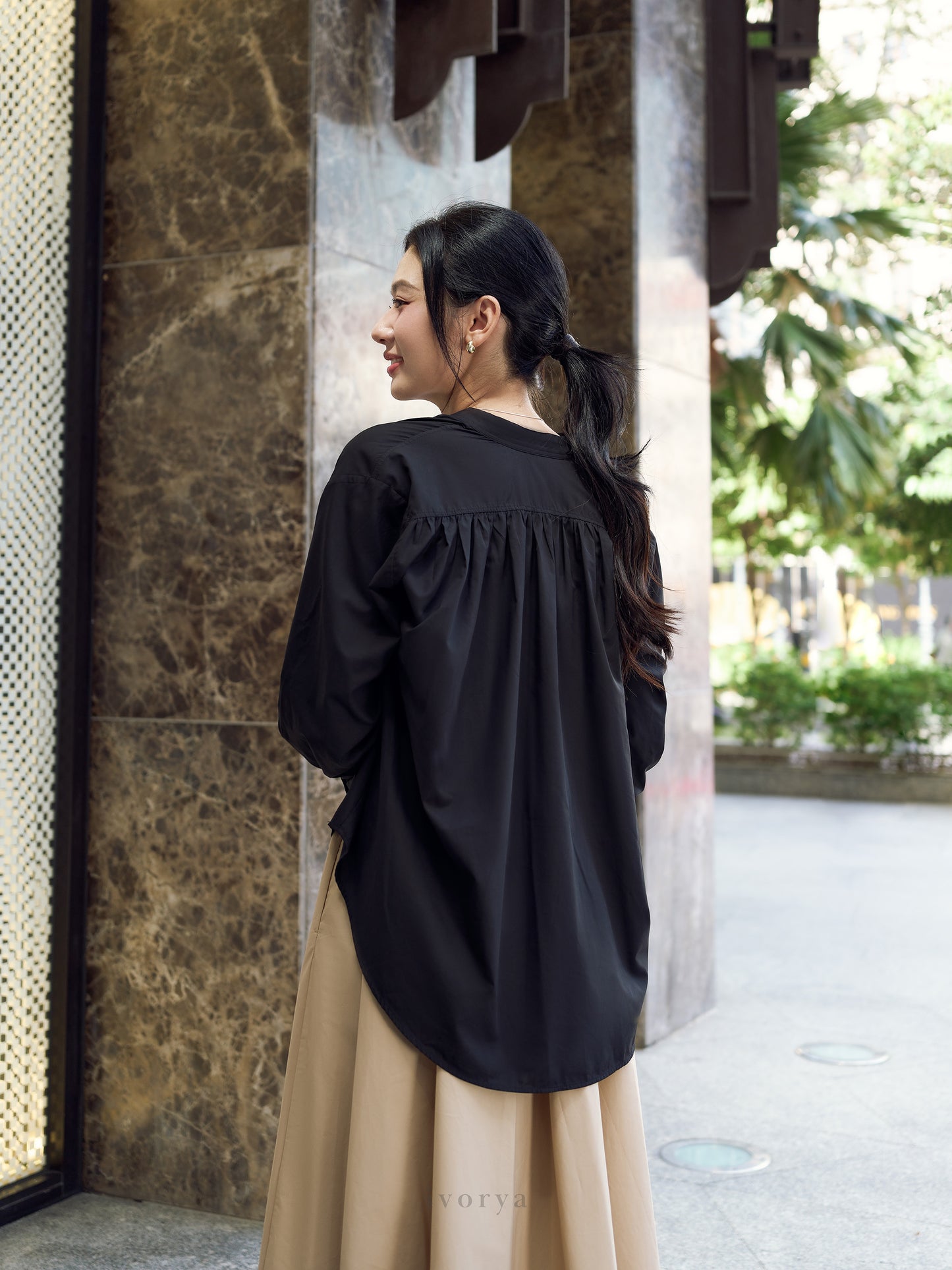 Áo kiểu nữ màu đen, cổ xẻ trước và tay dài - SH9992