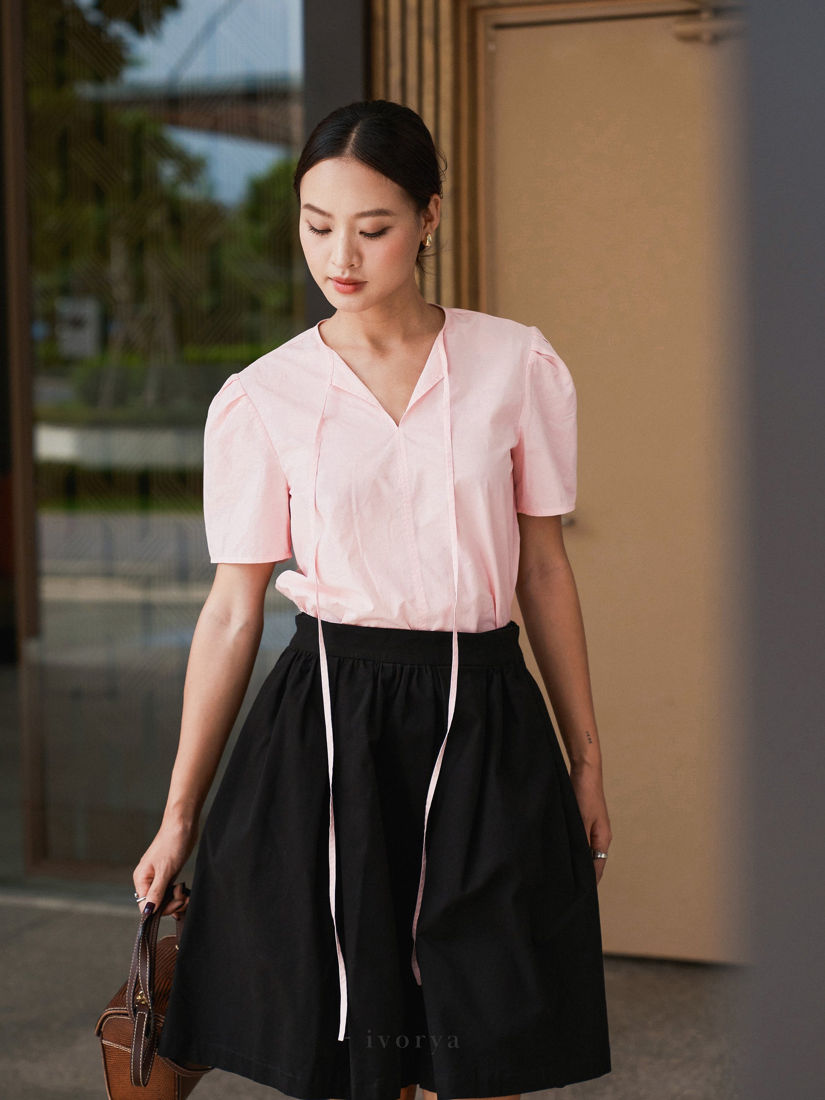 Áo nữ cơ bản màu hồng, cổ tròn xẻ V có dây cột nơ và tay ngắn - SH9939