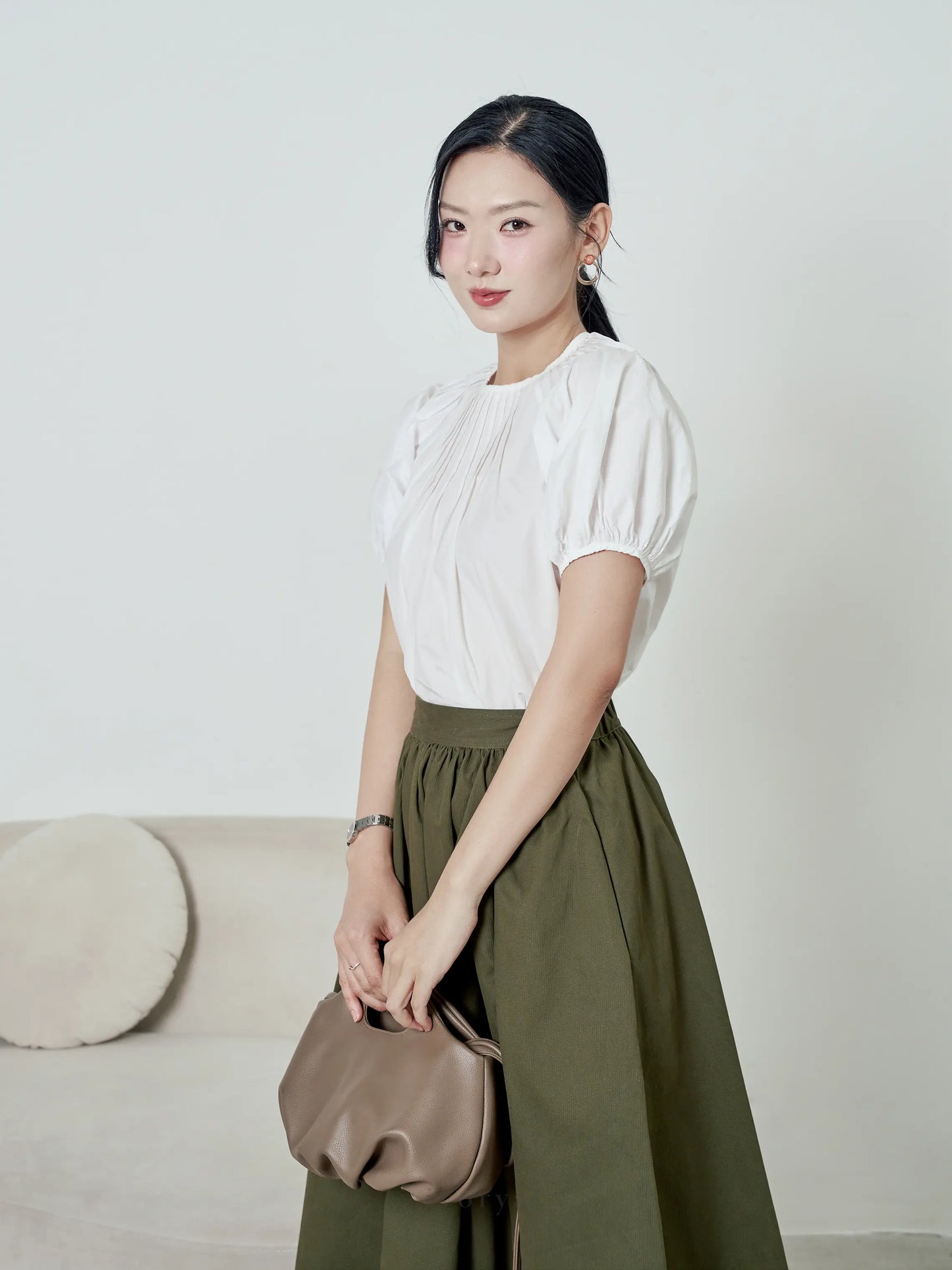 Áo nữ màu trắng, cổ tròn xếp ly và tay áo phồng - SH9932
