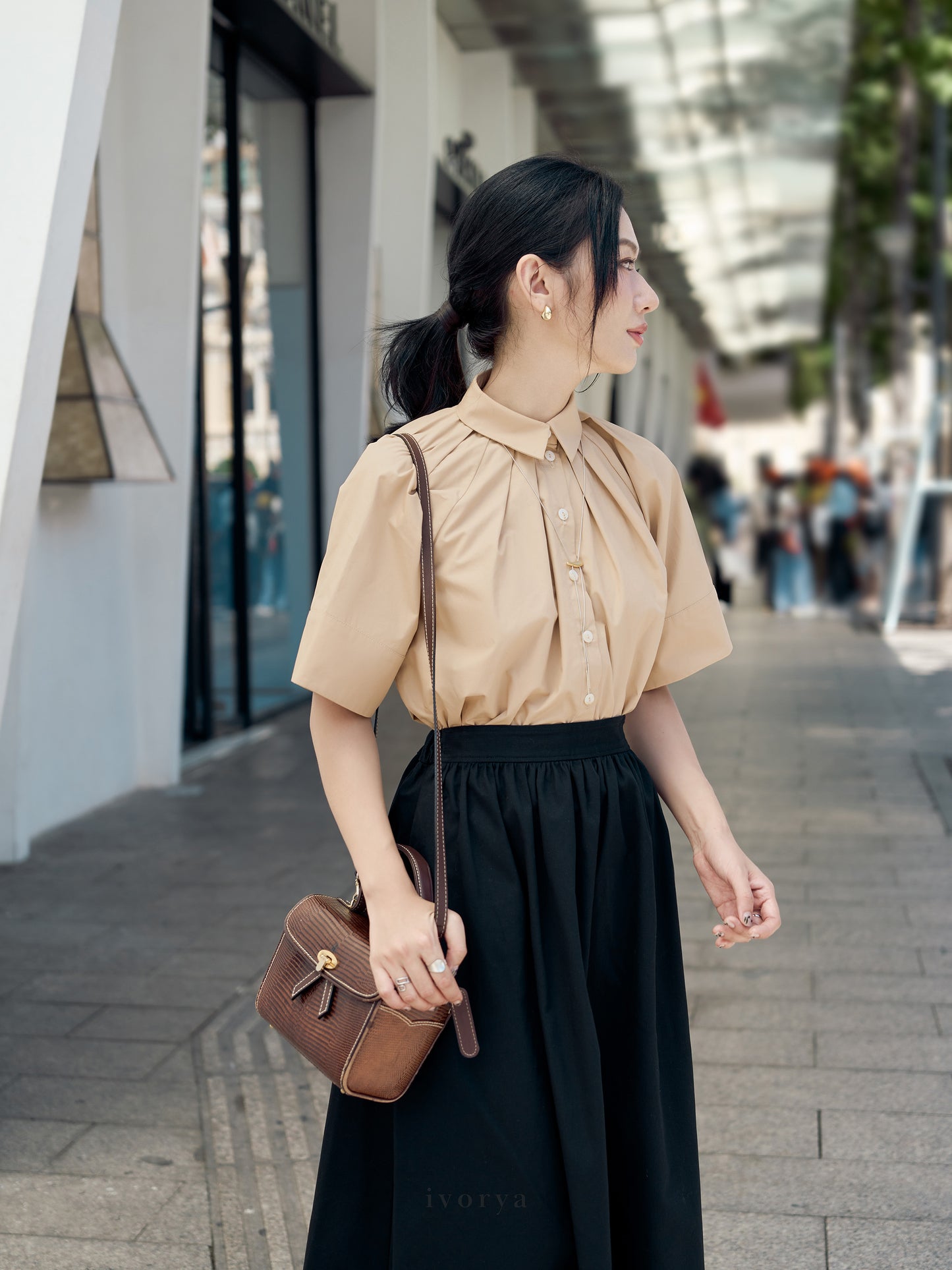 Áo sơ mi màu be lá cổ nhọn, tay lửng - SH9889