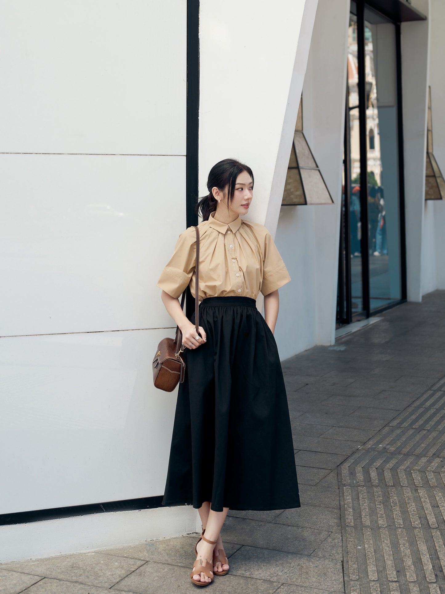 Áo sơ mi màu be lá cổ nhọn, tay lửng - SH9889