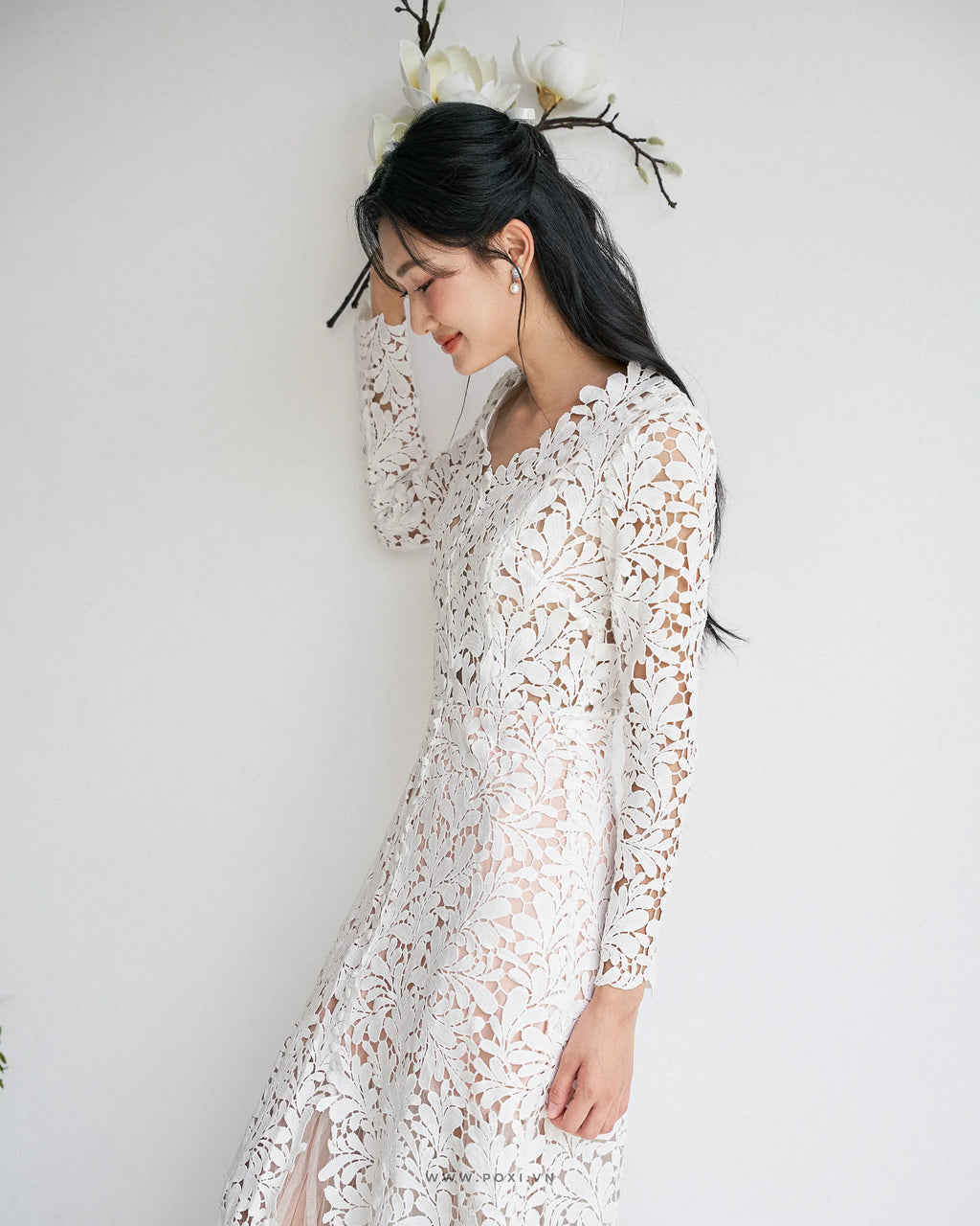 Đầm ren cổ V tay dài xẻ tà trước - D1142