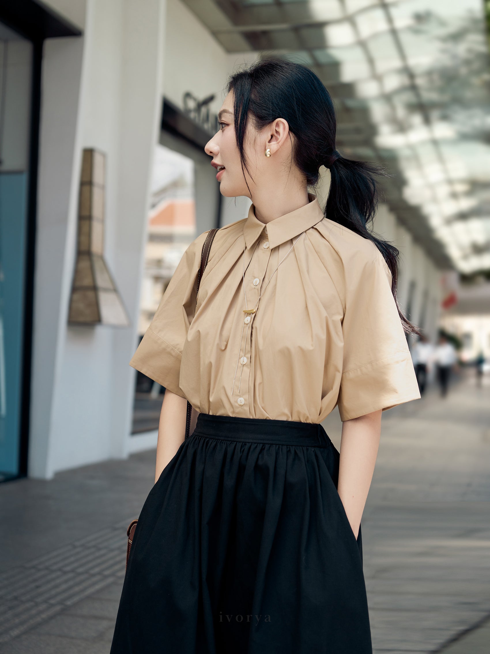 Áo sơ mi màu be lá cổ nhọn, tay lửng - SH9889