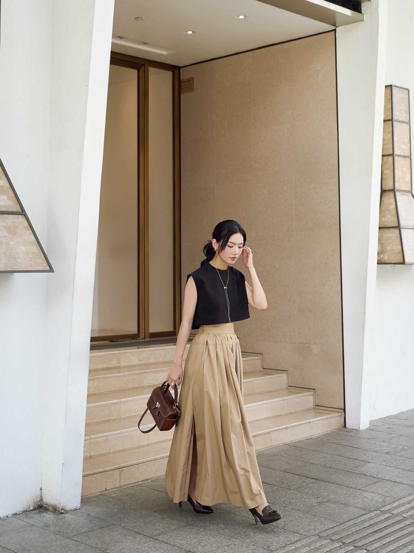 Áo crop-top nữ màu đen, không tay - SH9965