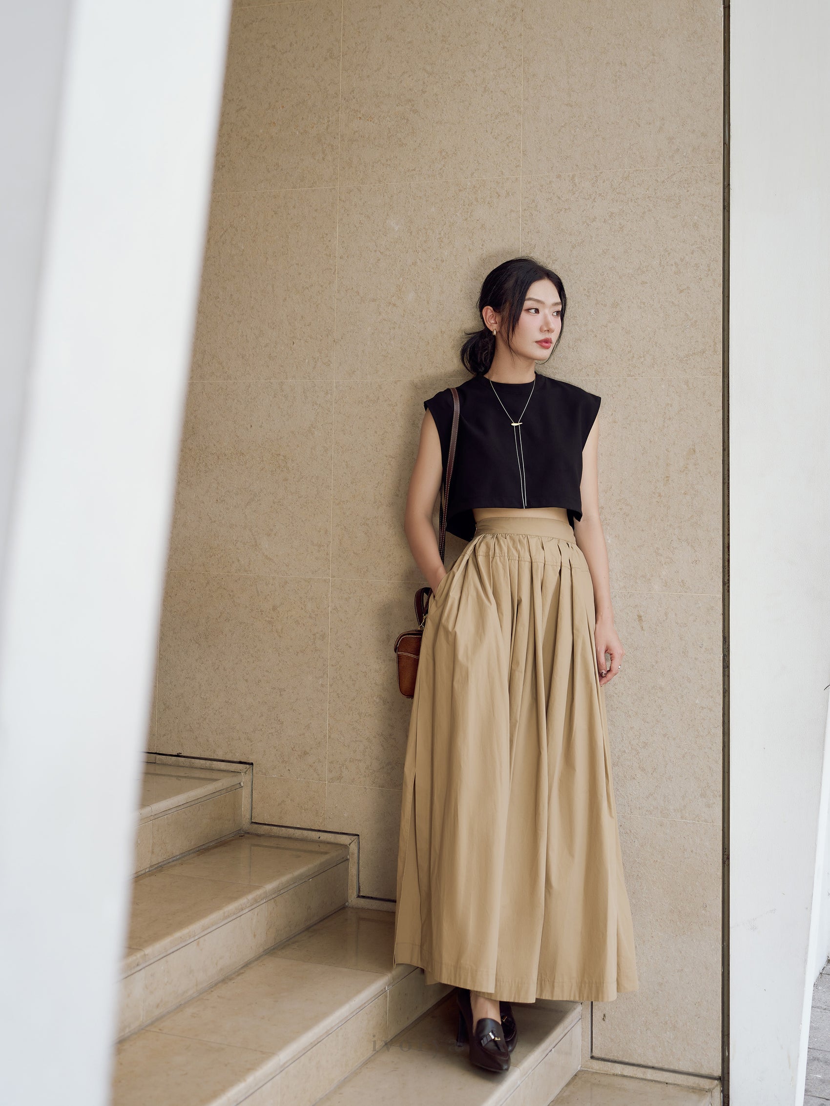 Áo crop-top nữ màu đen, không tay - SH9965