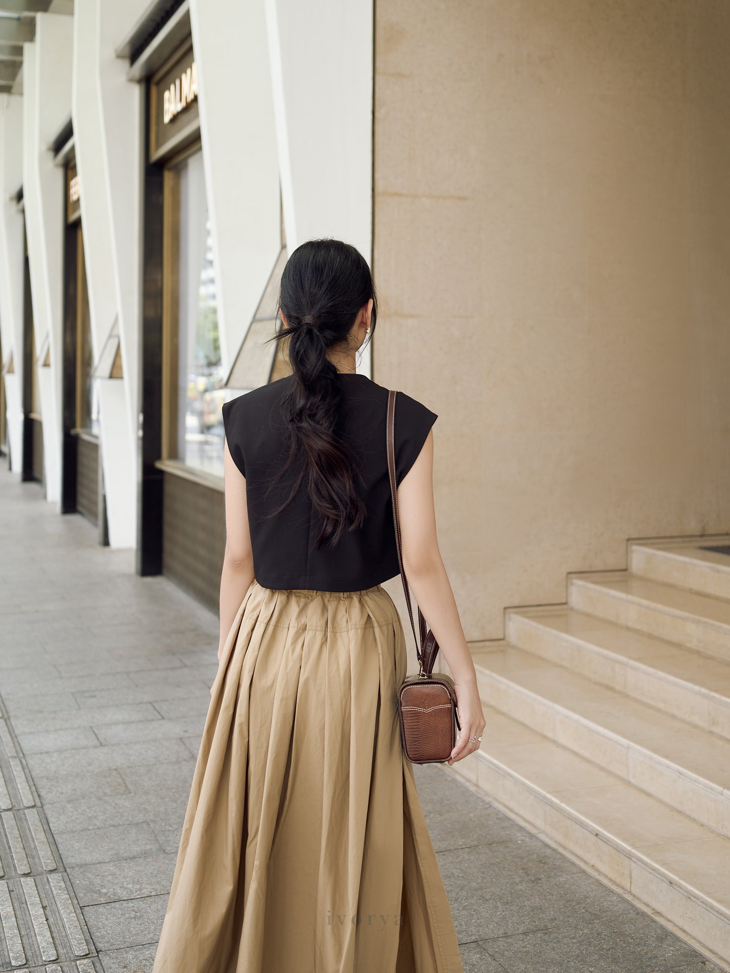 Áo crop-top nữ màu đen, không tay - SH9965