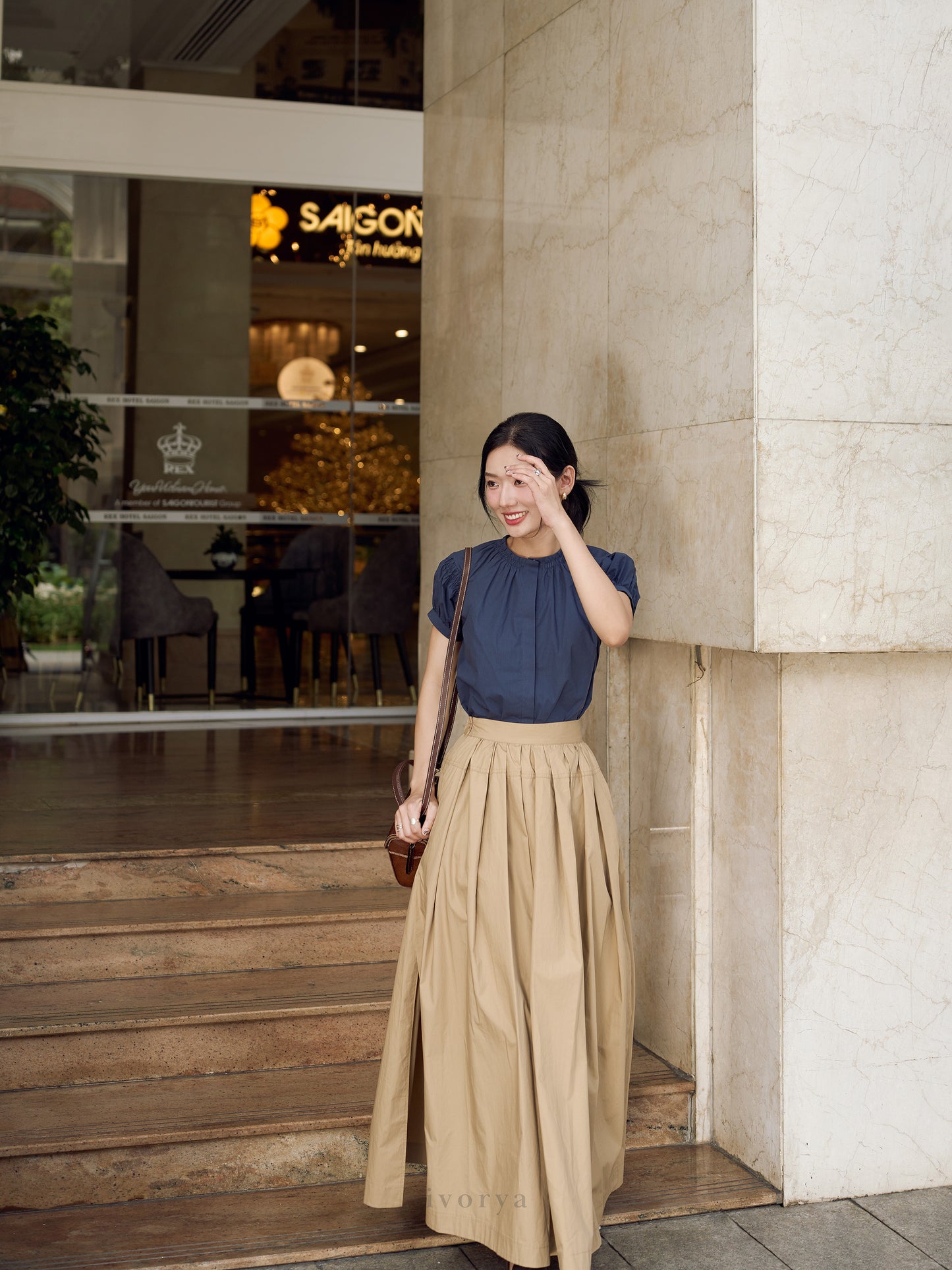 Áo sơ mi màu xanh cổ tròn và tay ngắn - SH9901