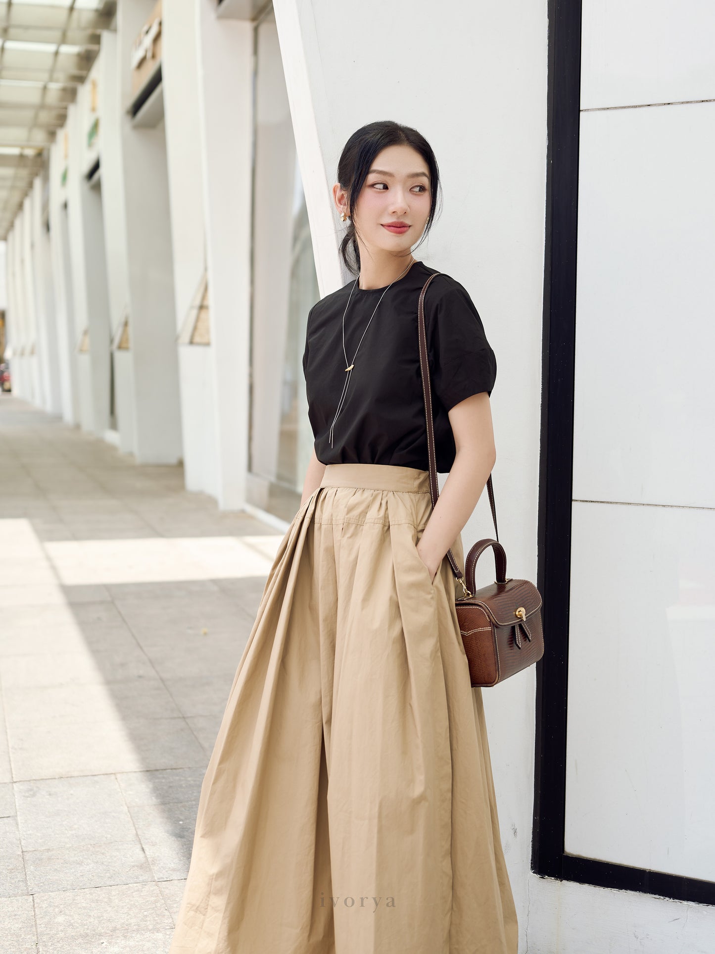 Áo nữ cơ bản màu đen, cổ tròn và tay ngắn - SH9921B