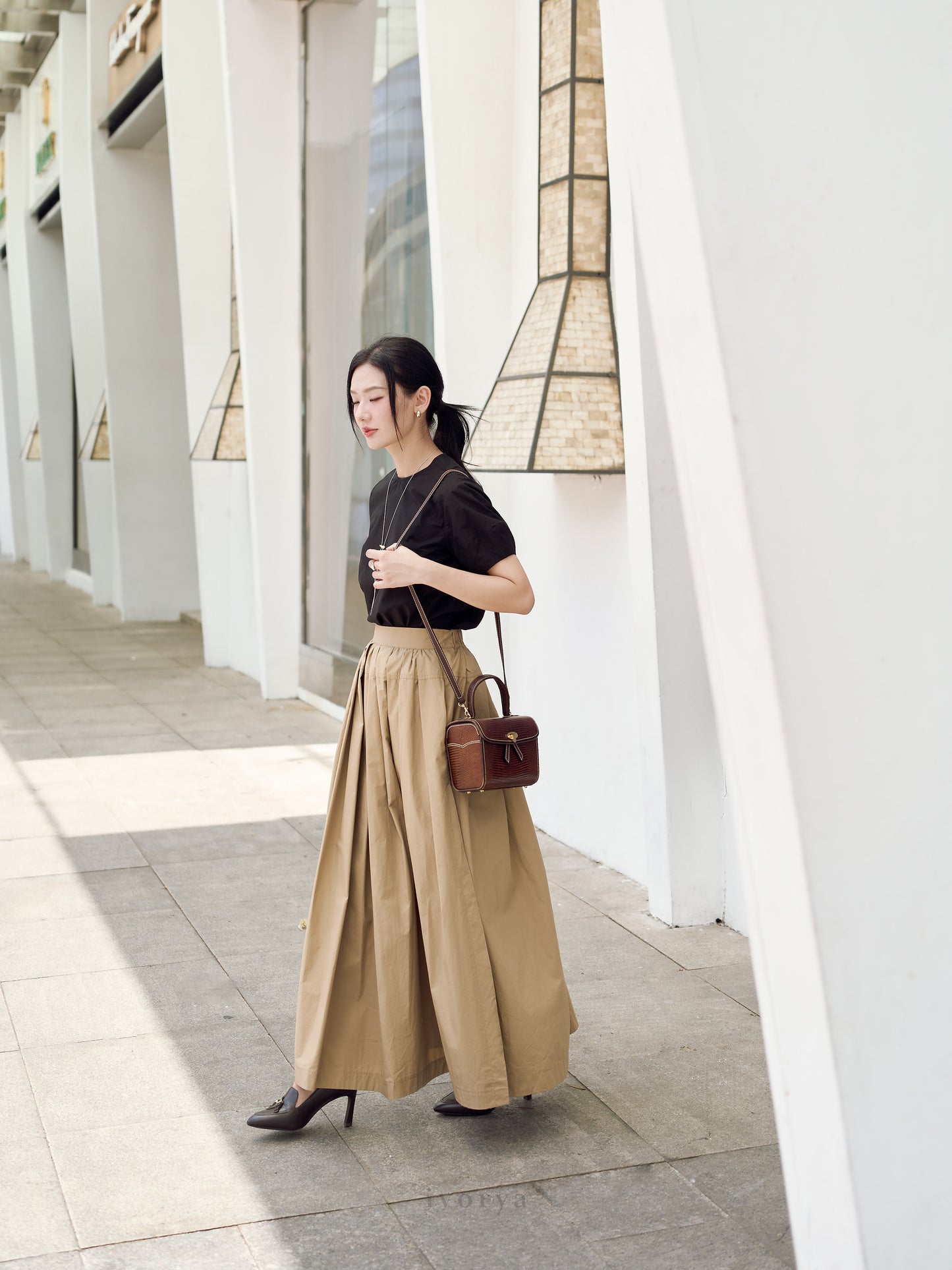 Áo nữ cơ bản màu đen, cổ tròn và tay ngắn - SH9921B