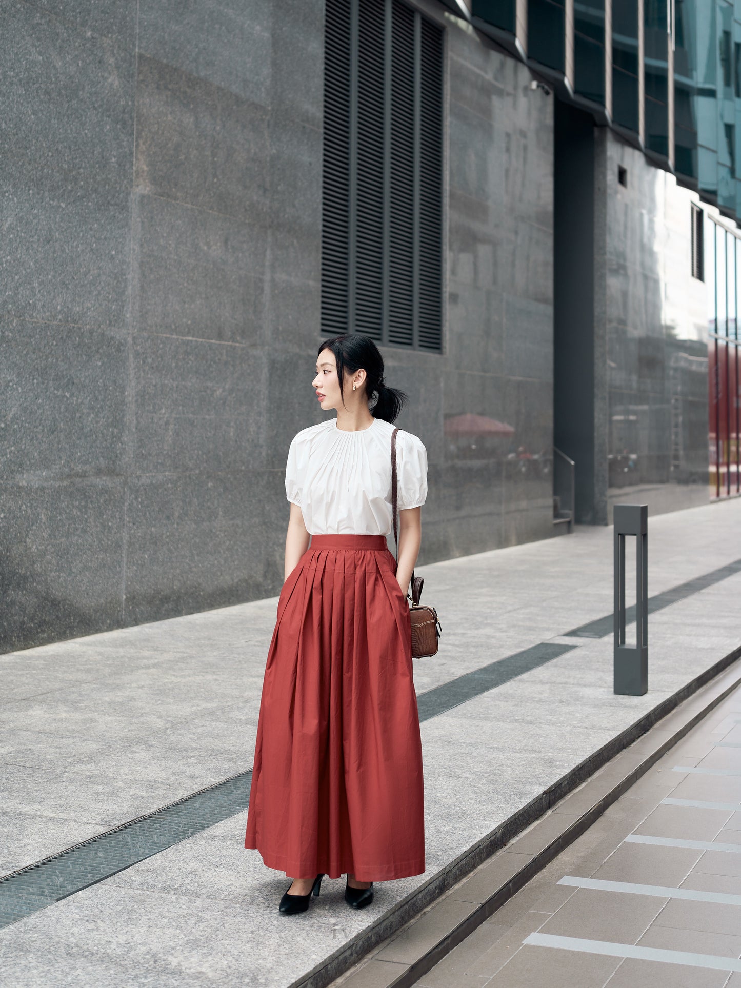 Áo nữ màu trắng, cổ tròn xếp ly và tay áo phồng - SH9932