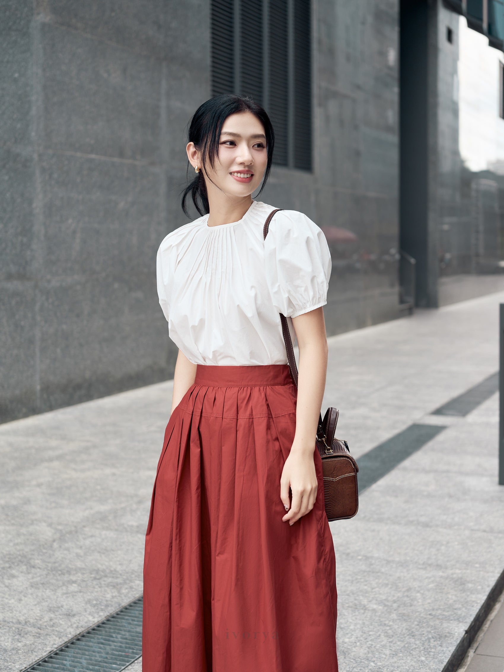 Áo nữ màu trắng, cổ tròn xếp ly và tay áo phồng - SH9932