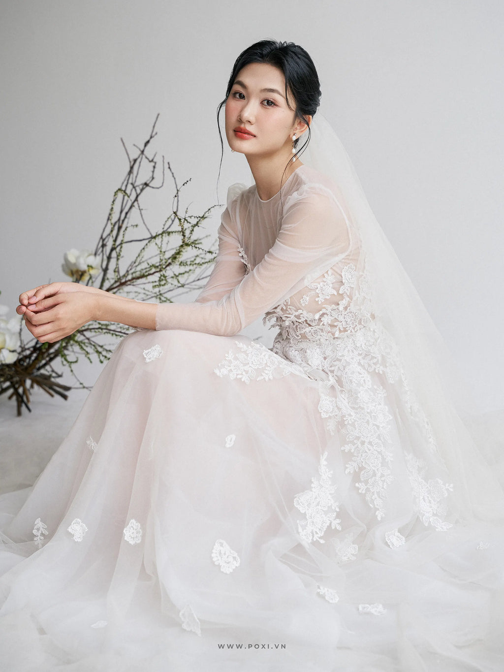 Đầm lưới đính ren, cổ tròn, tay dài và dáng váy xòe bồng- D1785