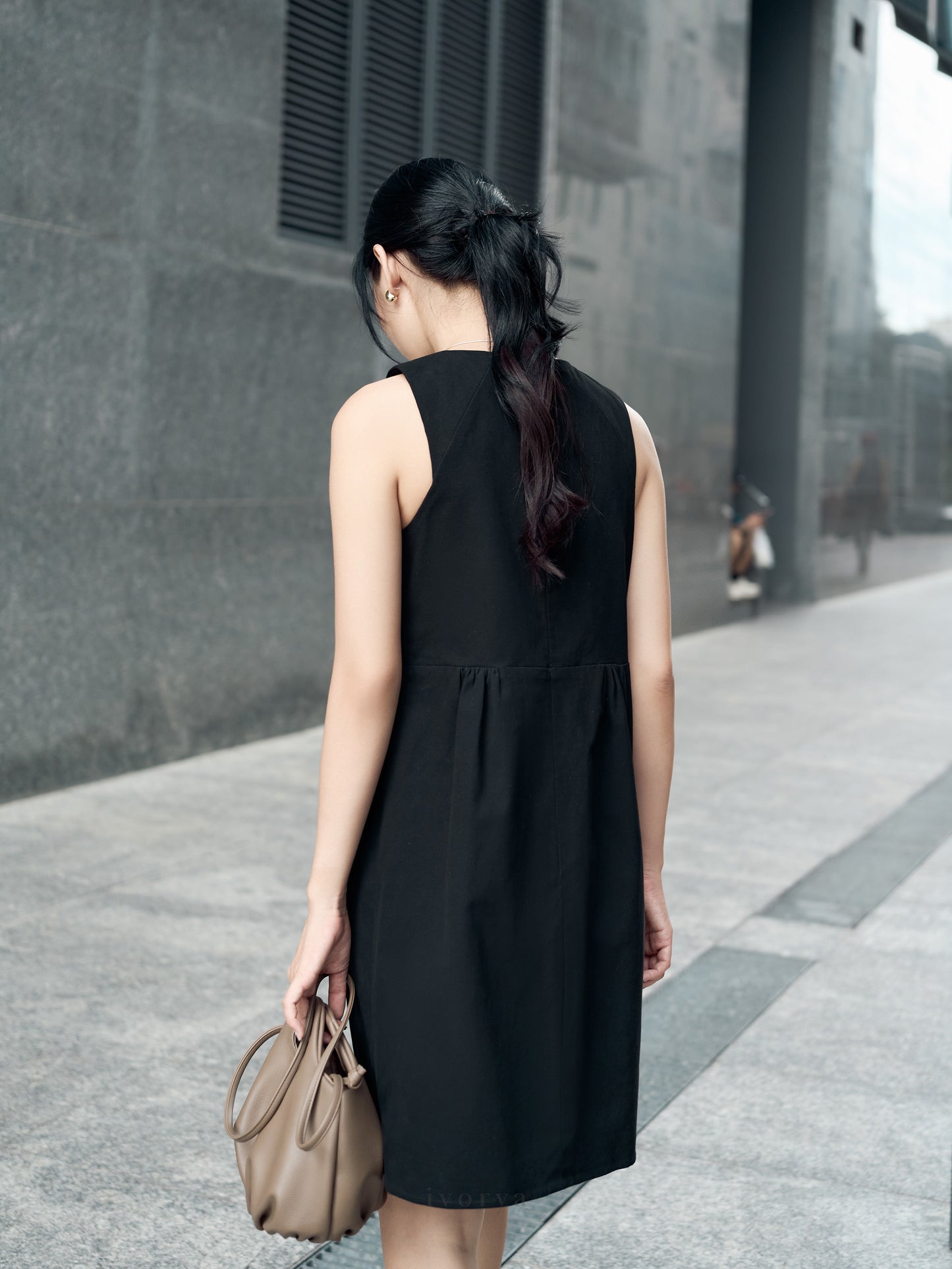 Đầm nữ ngắn trên gối màu đen không tay và cổ tròn - YD9956B