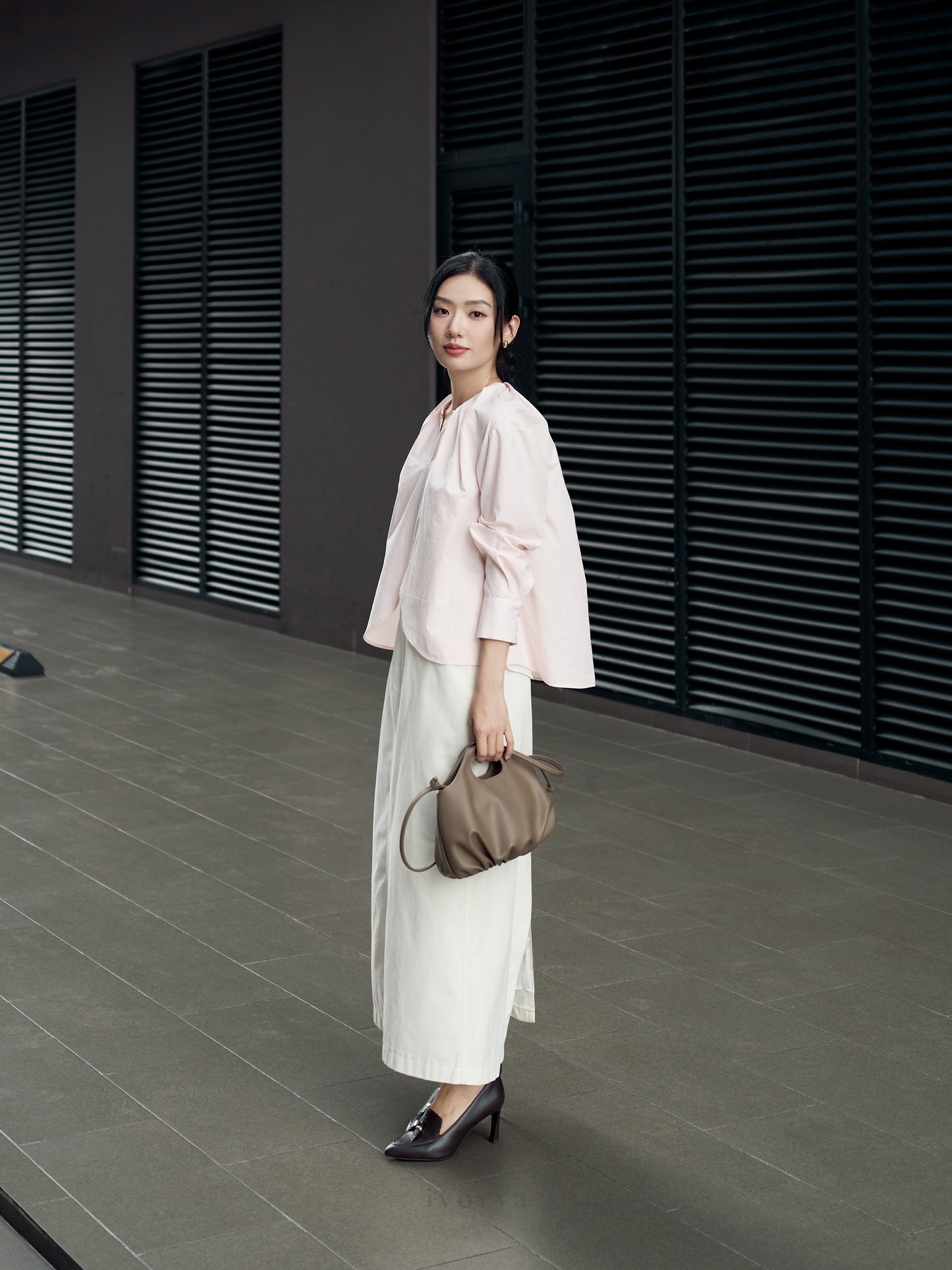 Áo kiểu nữ màu hồng tay dài có cổ áo xếp ly và vạt áo tròn - SH9907