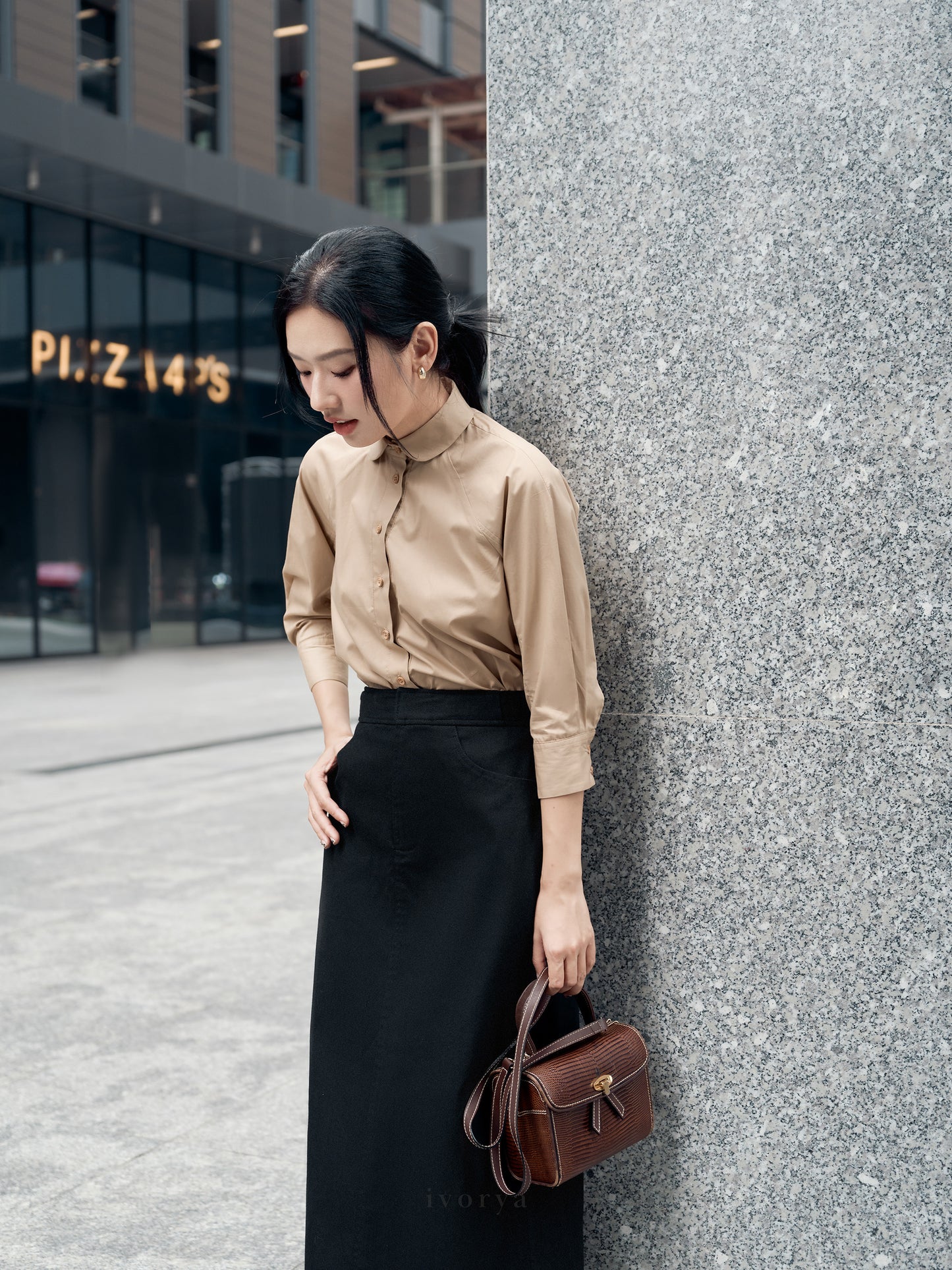 Áo sơ mi màu nâu nhạt lá cổ tròn và tay áo 3/4 - SH9938