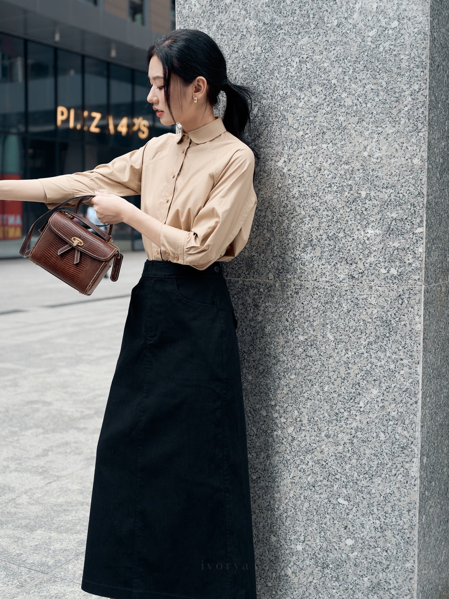 Áo sơ mi màu nâu nhạt lá cổ tròn và tay áo 3/4 - SH9938