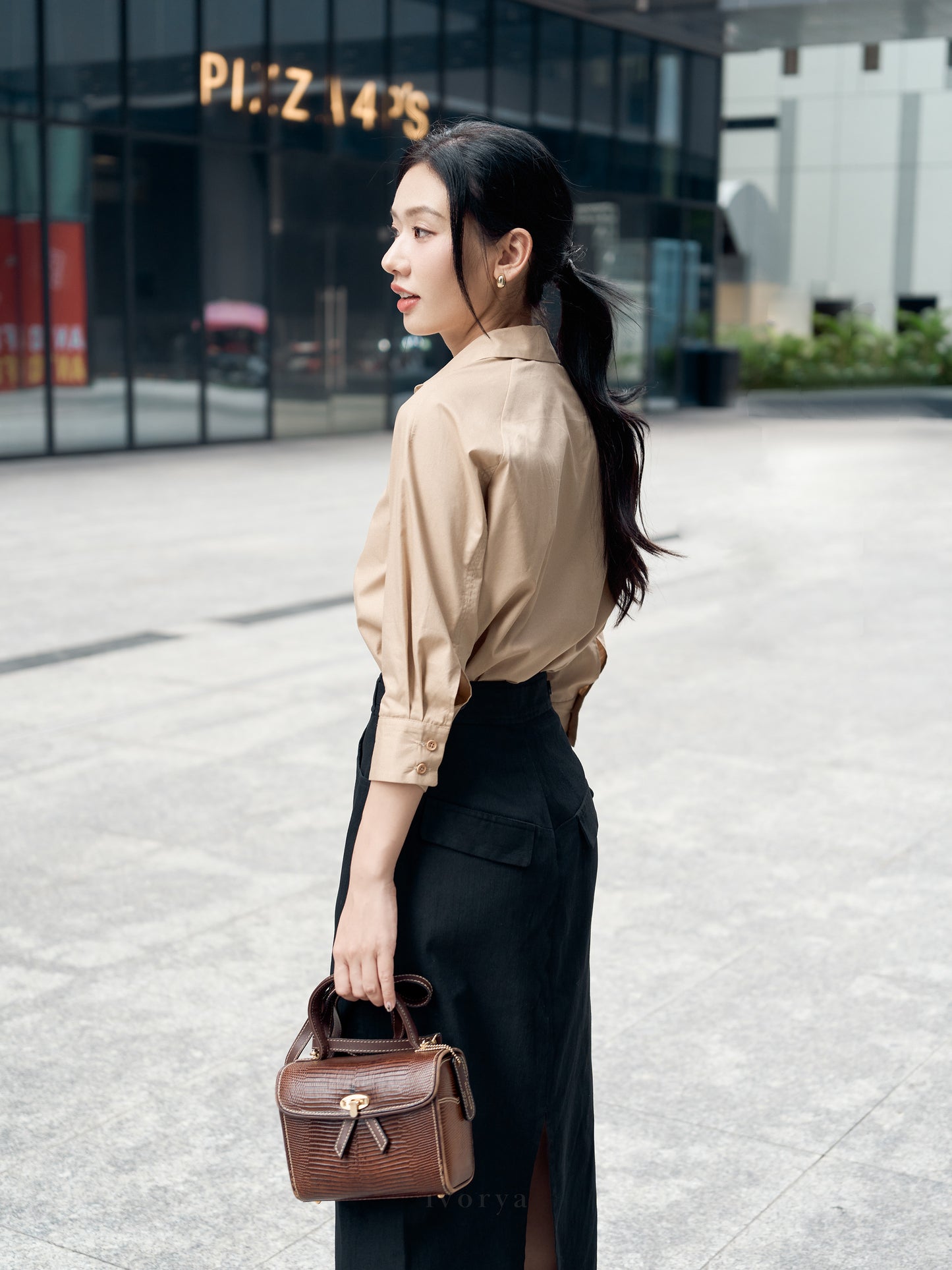 Áo sơ mi màu nâu nhạt lá cổ tròn và tay áo 3/4 - SH9938
