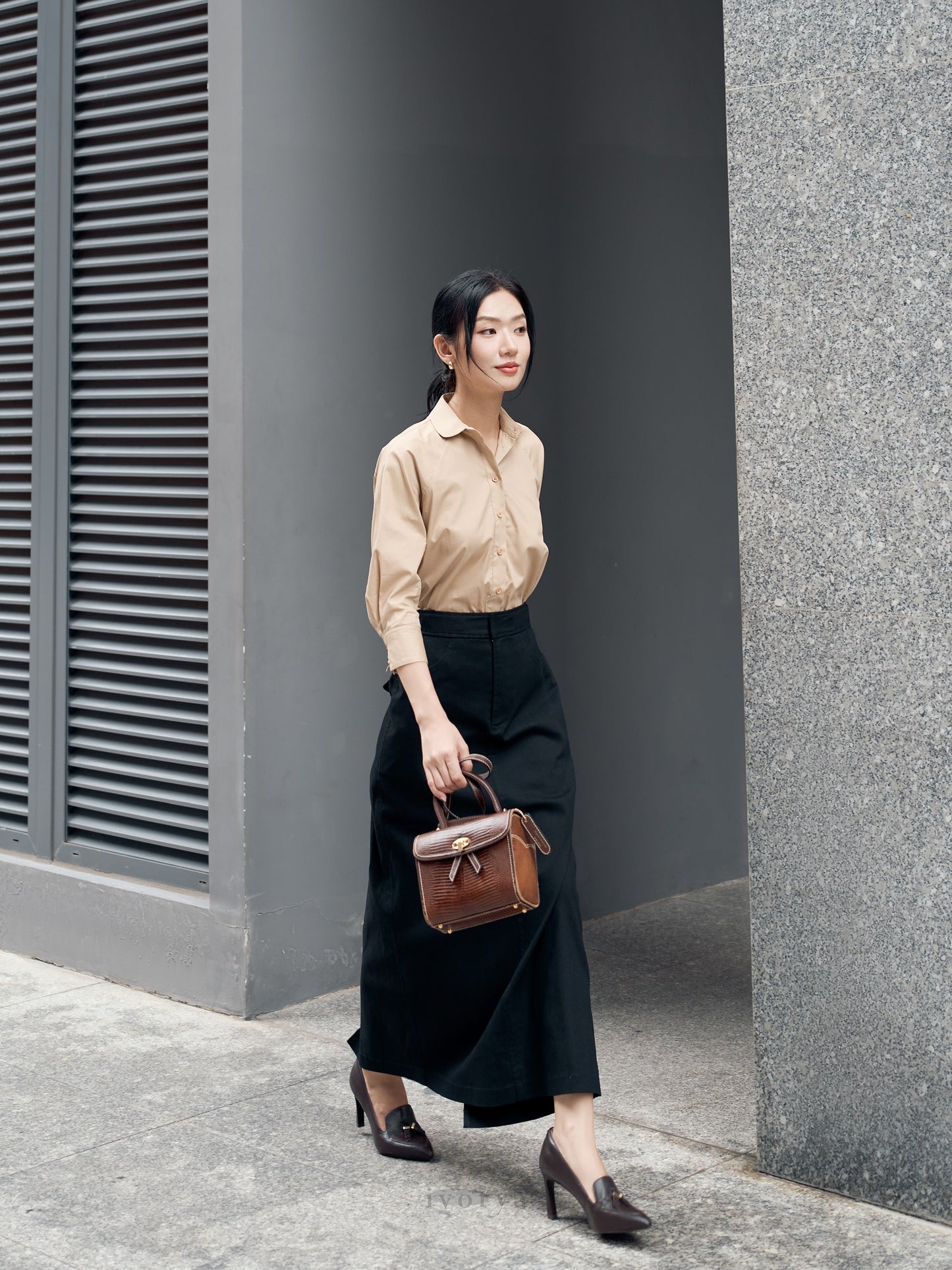 Áo sơ mi màu nâu nhạt lá cổ tròn và tay áo 3/4 - SH9938
