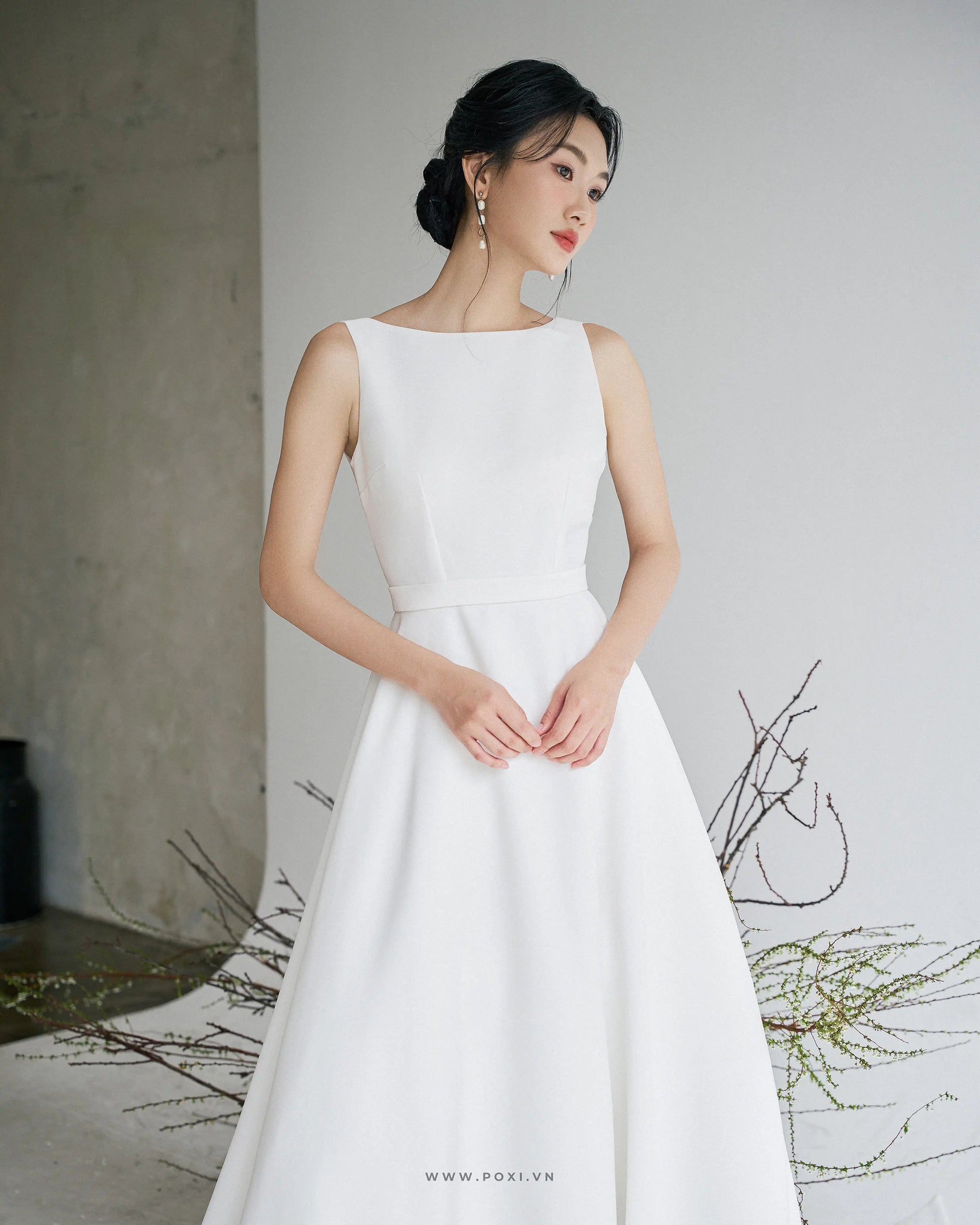 Đầm cổ thuyền không tay, form váy xòe rộng đuôi dài - D1717 Regular