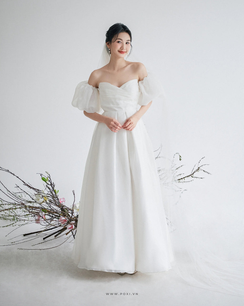 Đầm cúp ngực xếp nếp thân trên, tay áo phồng và váy xòe xẻ tà trước - D1774