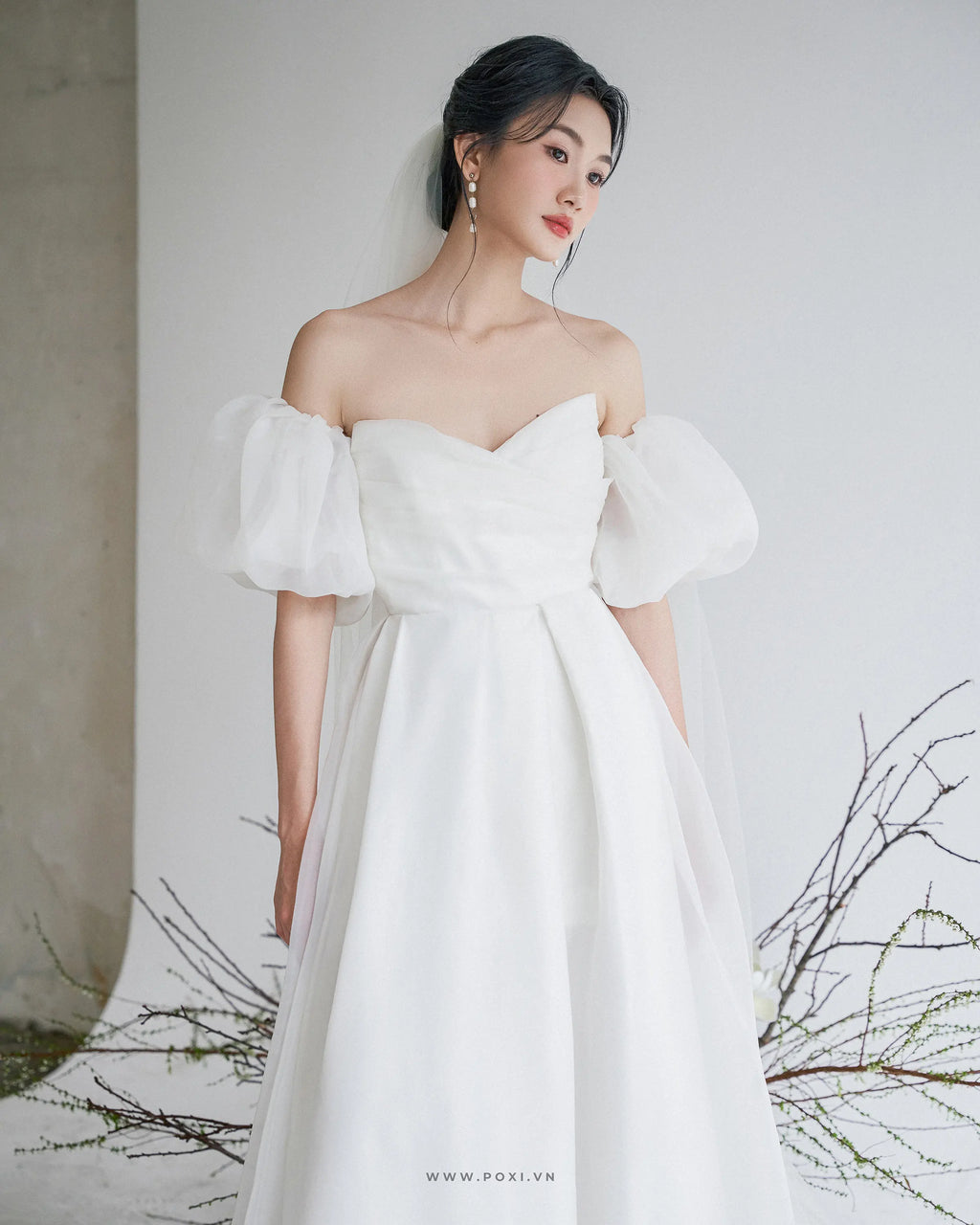 Đầm cúp ngực xếp nếp thân trên, tay áo phồng và váy xòe xẻ tà trước - D1774