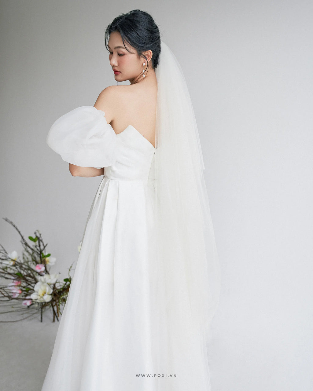 Đầm cúp ngực xếp nếp thân trên, tay áo phồng và váy xòe xẻ tà trước - D1774