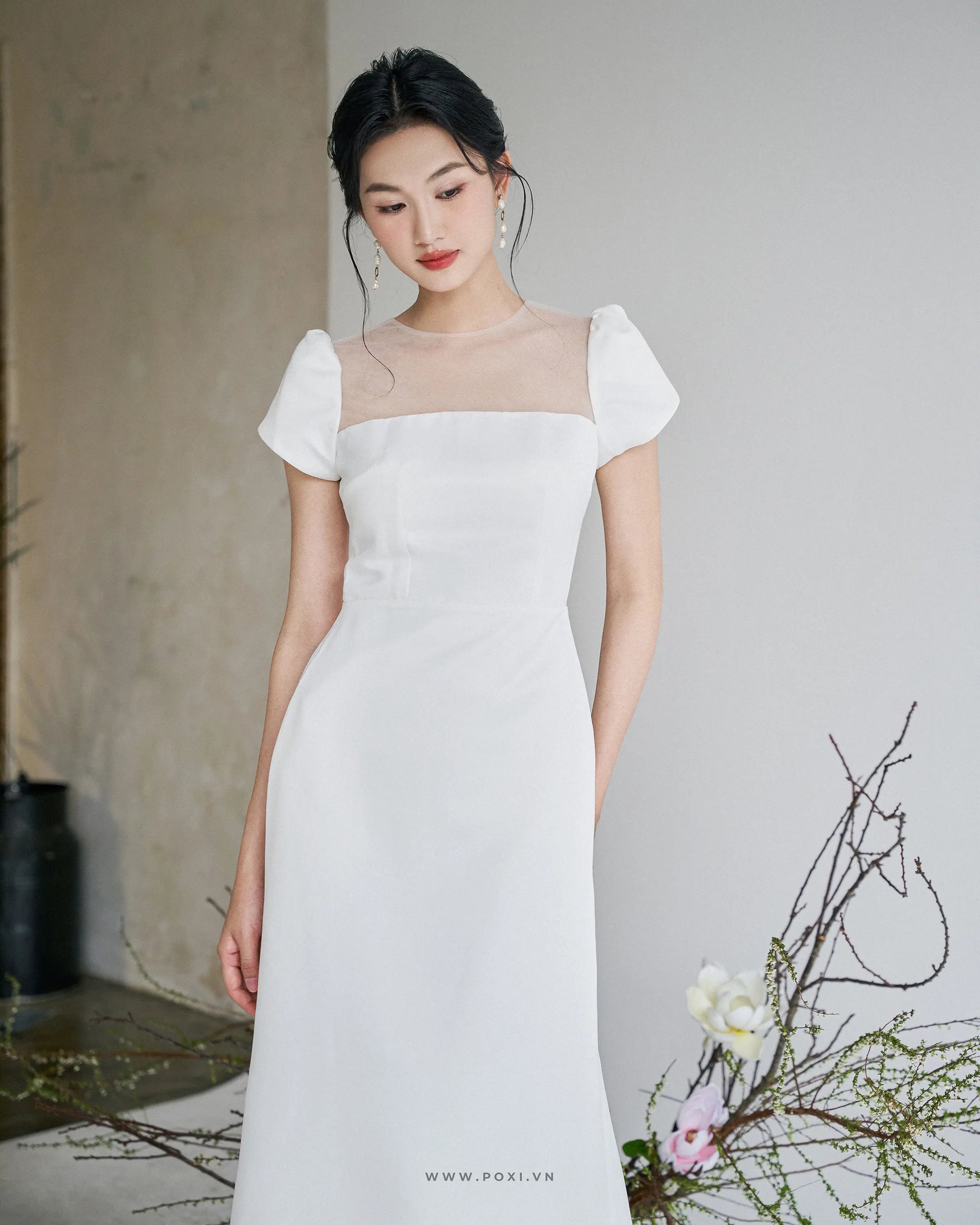 Minimalist wedding dress with the top combining tulle, petal sleeves and A-line skirt - D1870 Regular