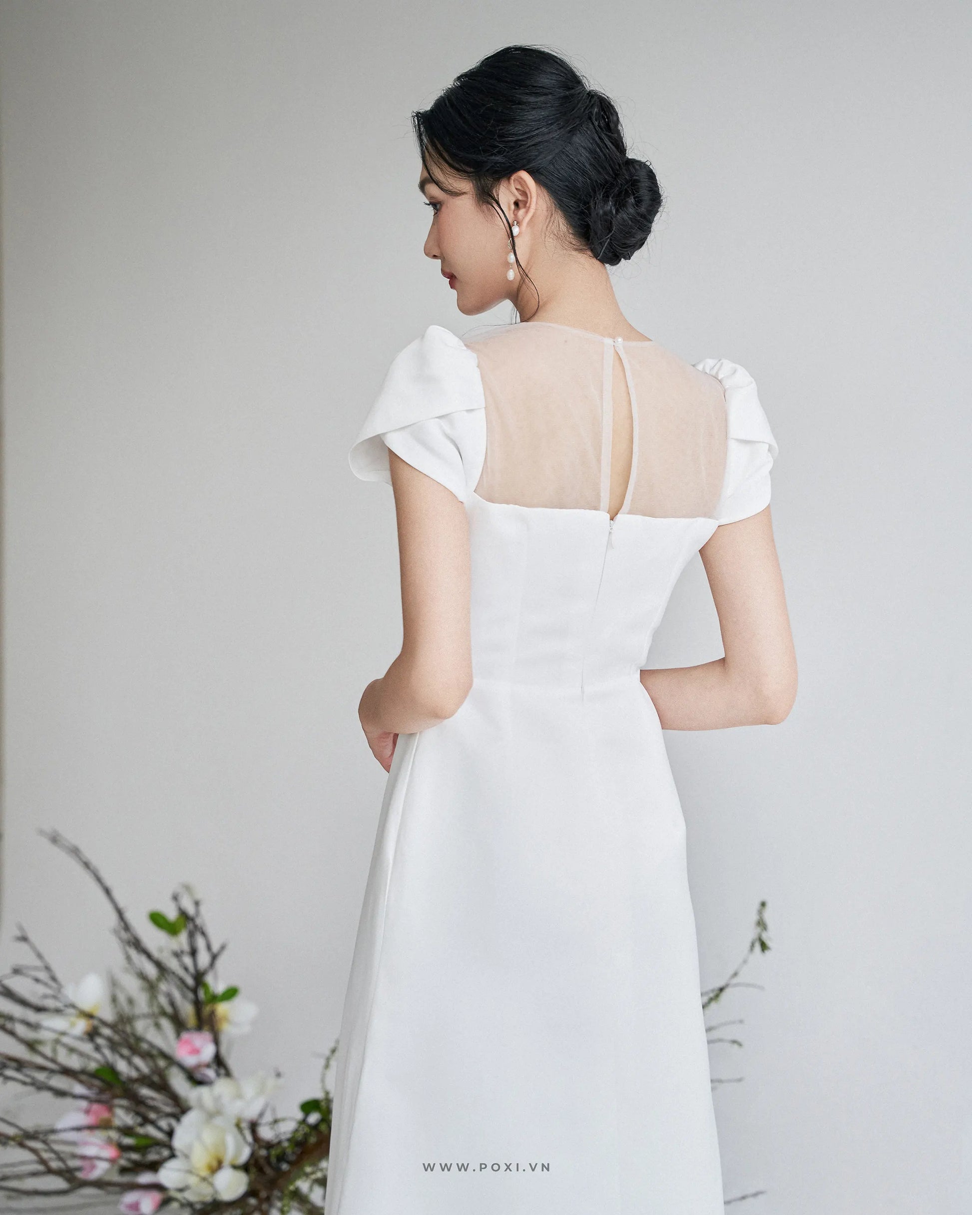 Minimalist wedding dress with the top combining tulle, petal sleeves and A-line skirt - D1870 Regular