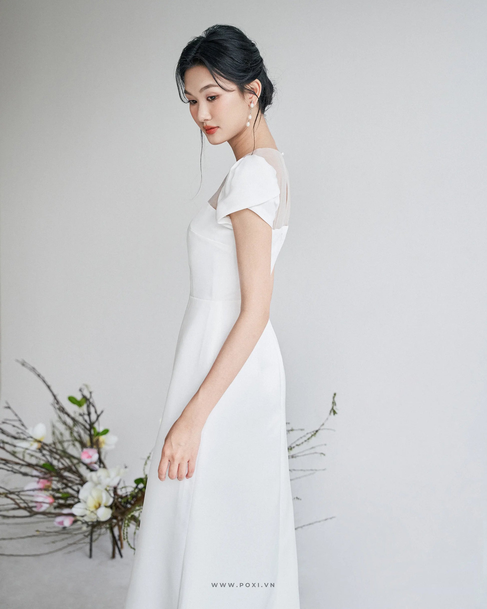 Minimalist wedding dress with the top combining tulle, petal sleeves and A-line skirt - D1870 Regular
