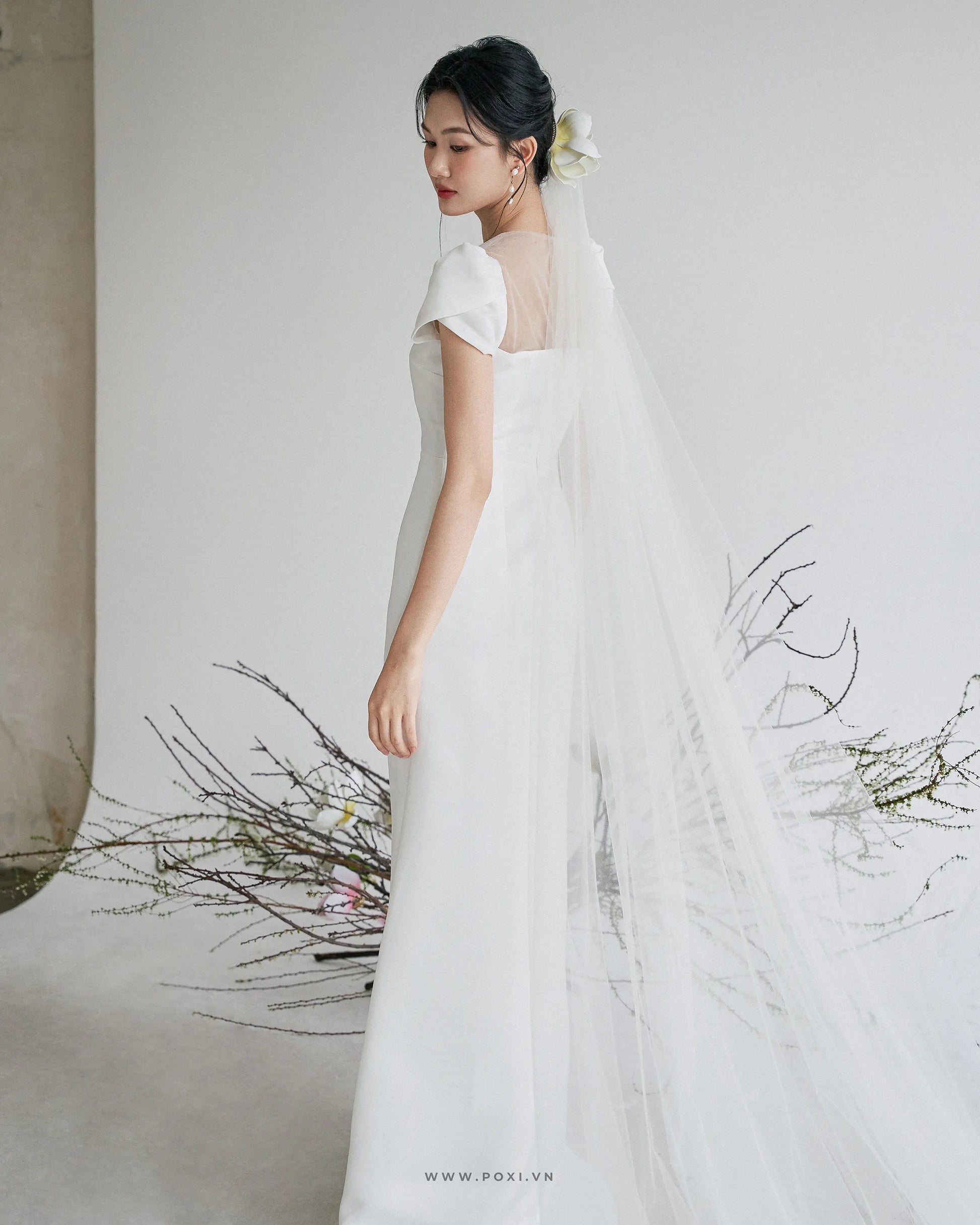 Minimalist wedding dress with the top combining tulle, petal sleeves and A-line skirt - D1870 Regular