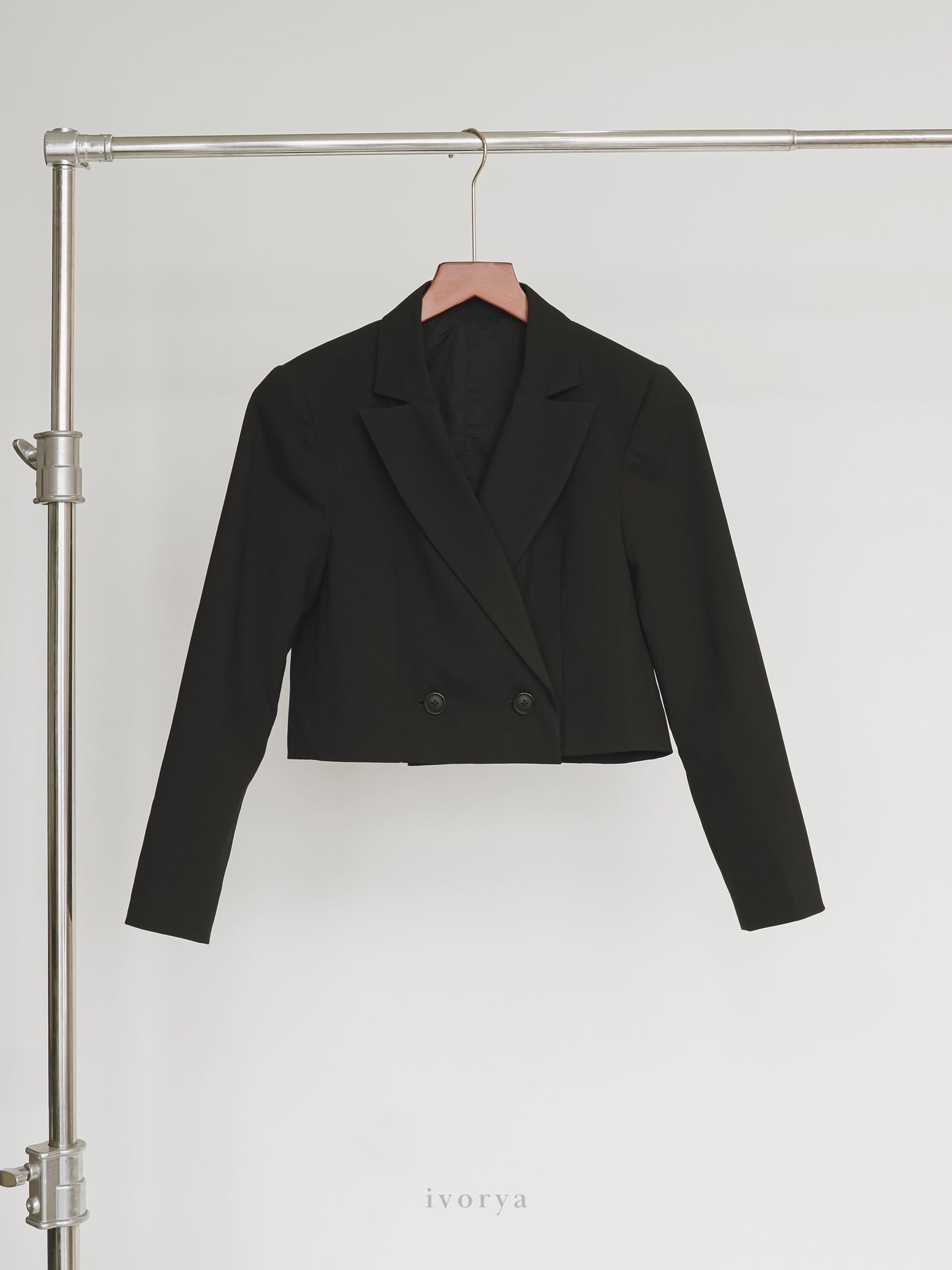 Áo blazer crop-top màu đen tay dài - YB9962