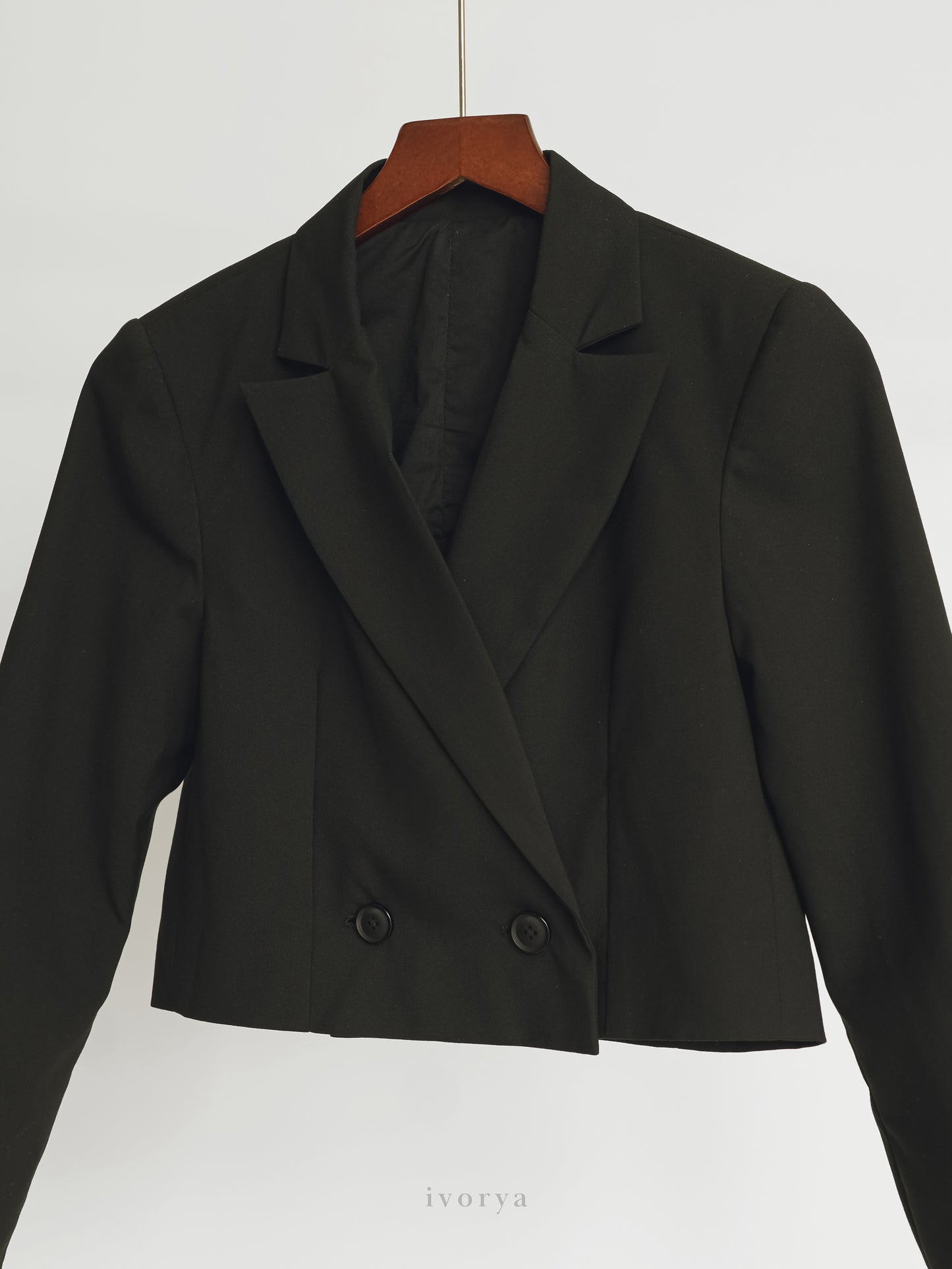Áo blazer crop-top màu đen tay dài - YB9962