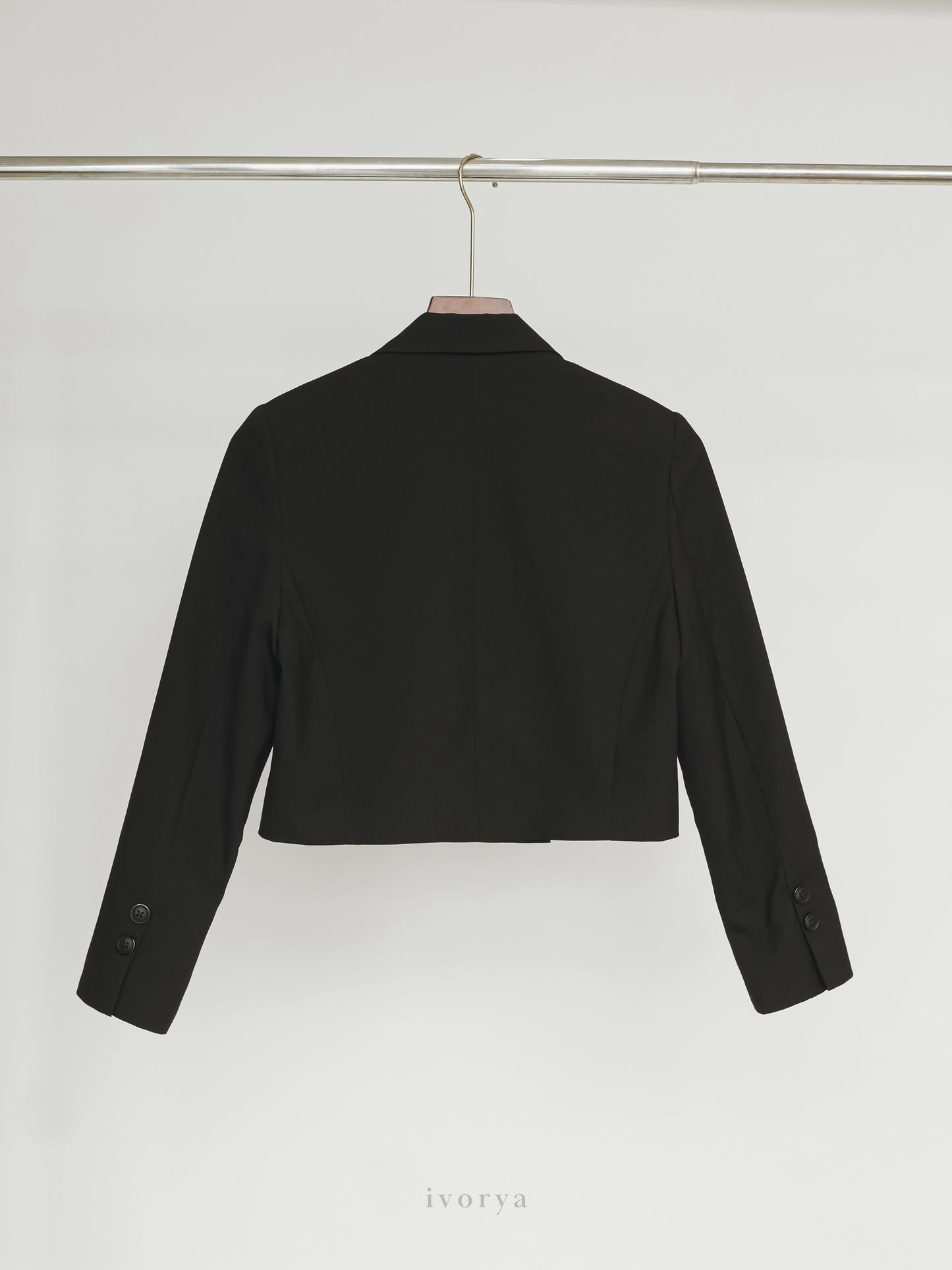 Áo blazer crop-top màu đen tay dài - YB9962