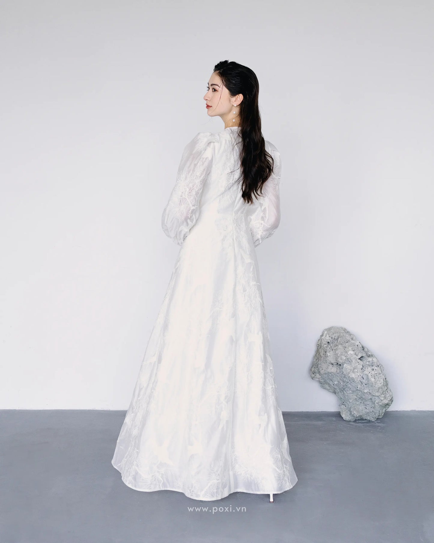 Đầm voan thêu cổ tròn tay dài váy Aline xòe nhẹ - D1974 Regular