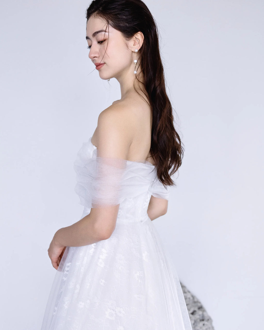 オフショルダーの白いウェディングドレスでモダンで印象的 - D1736B