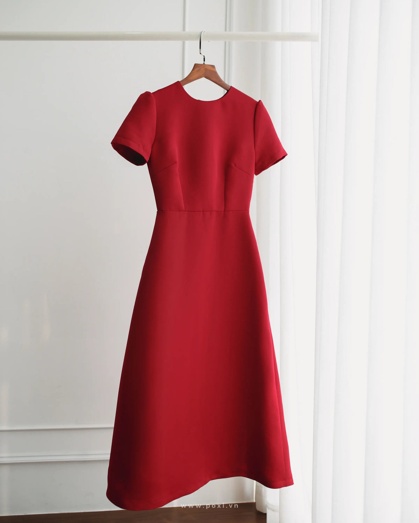 Đầm cổ tròn tay ngắn nhún nhẹ đầu vai, cài nút giữa lưng sau - D1500D